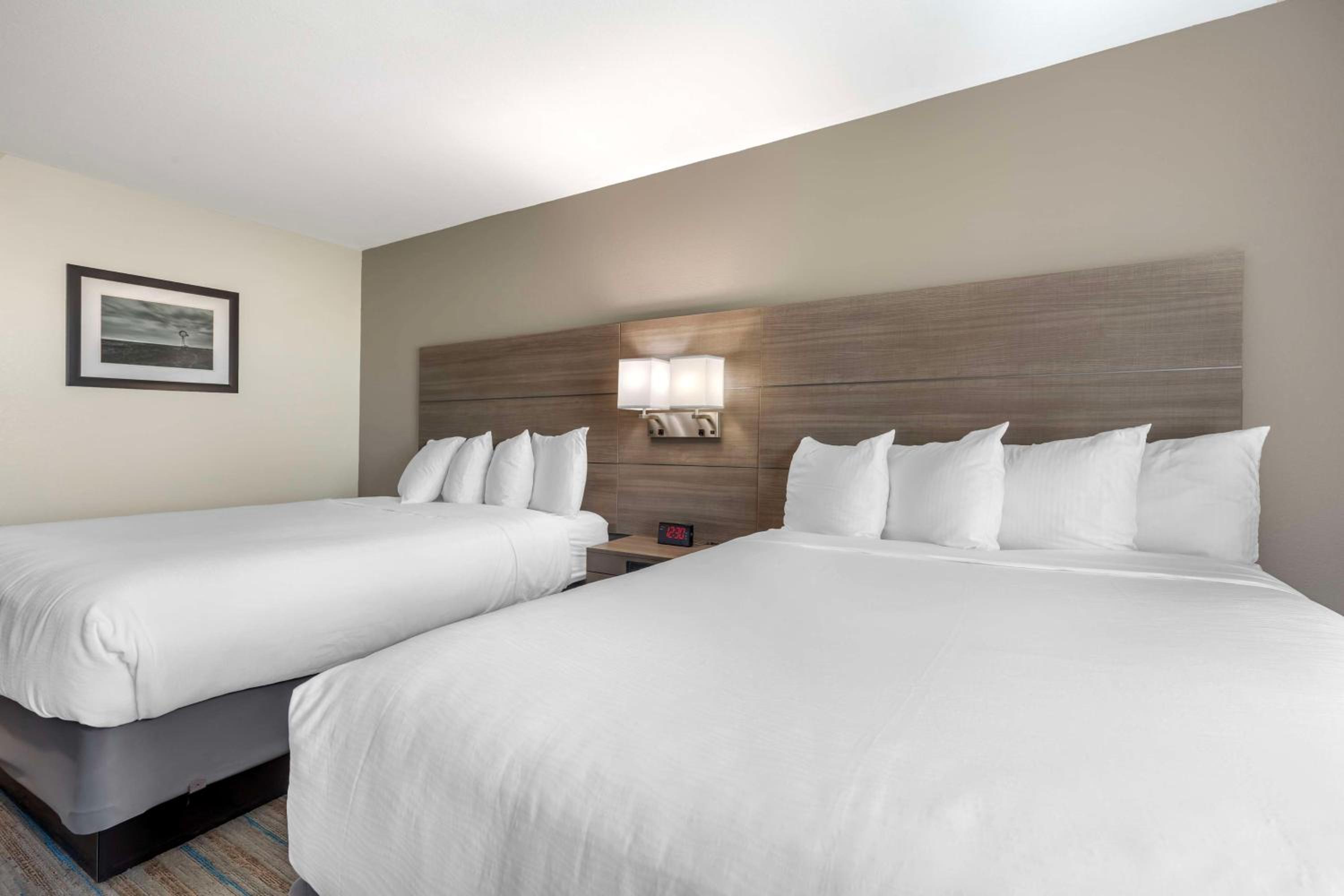 Queen Room with Two Queen Beds - Photo 3
