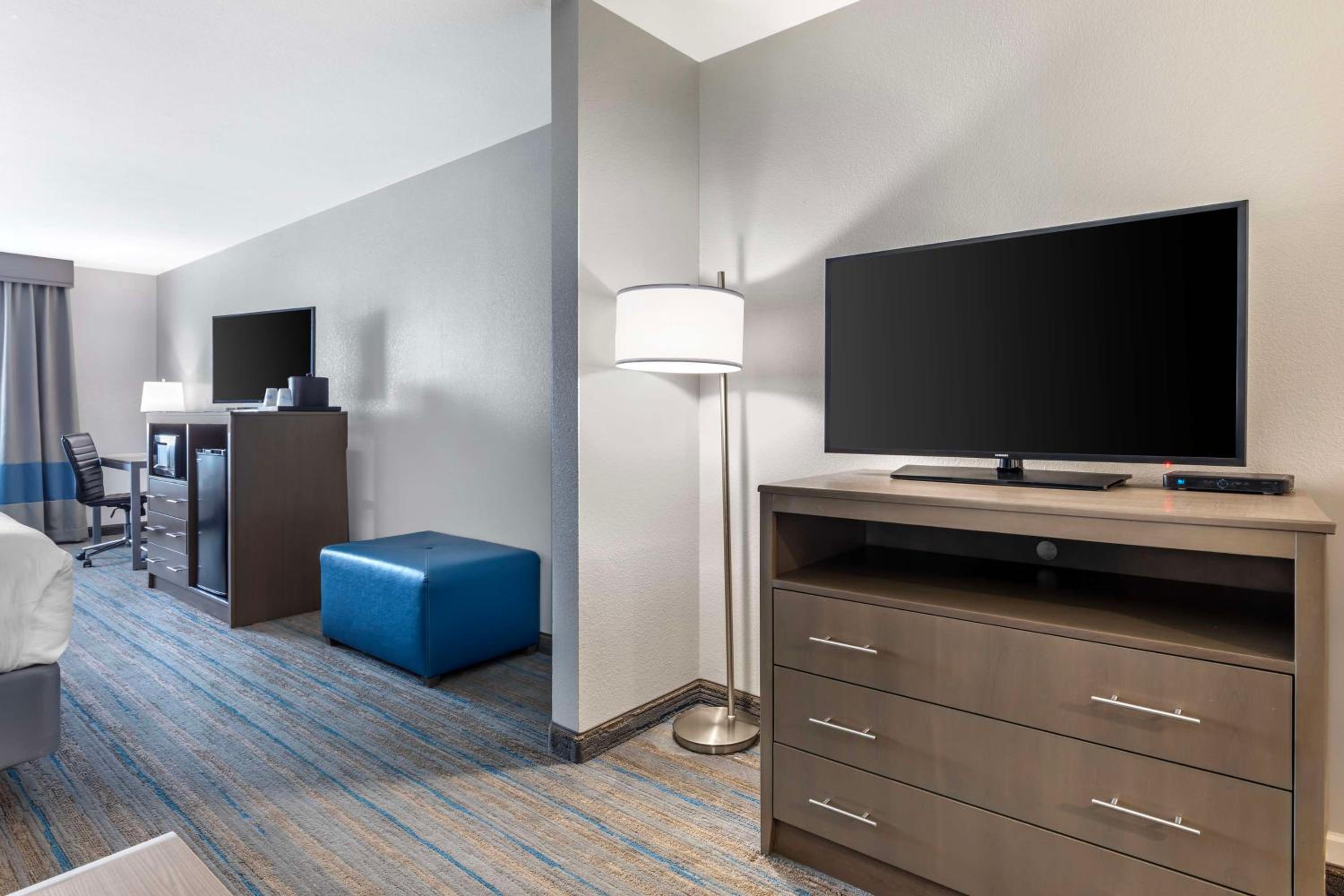Queen Suite with Two Queen Beds with Sofa Bed - Photo 2