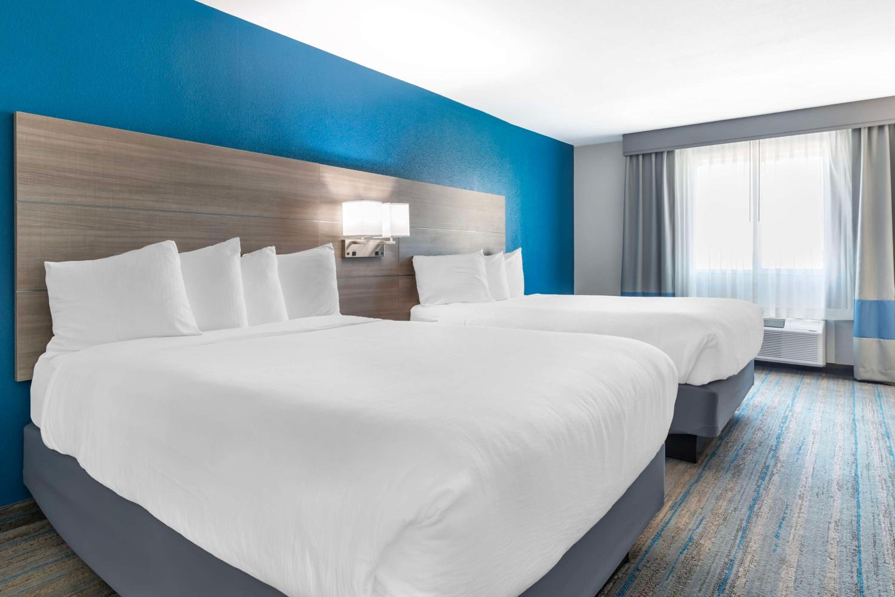 Queen Suite with Two Queen Beds with Sofa Bed - Photo 3