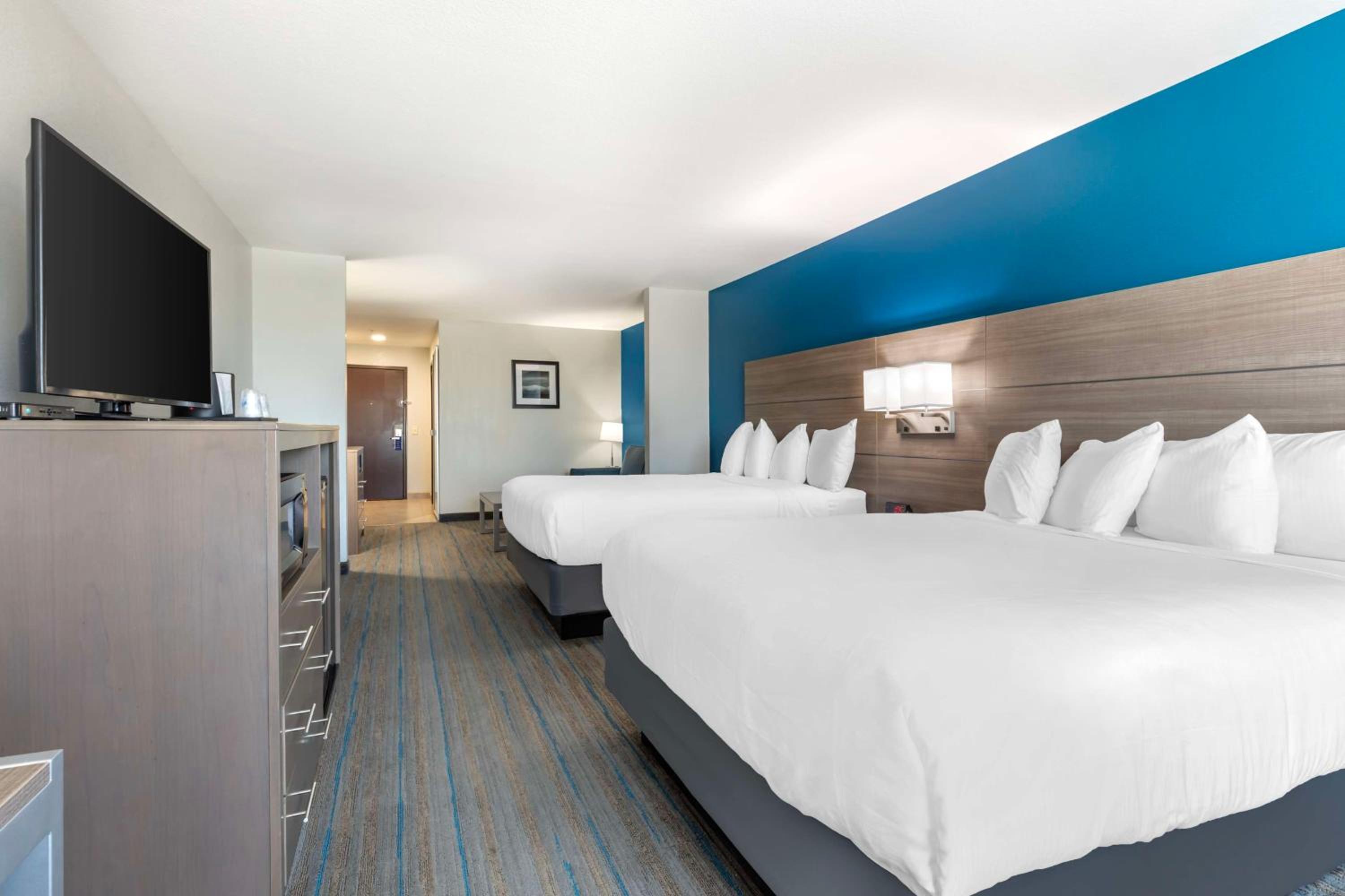Queen Suite with Two Queen Beds with Sofa Bed - Photo 4