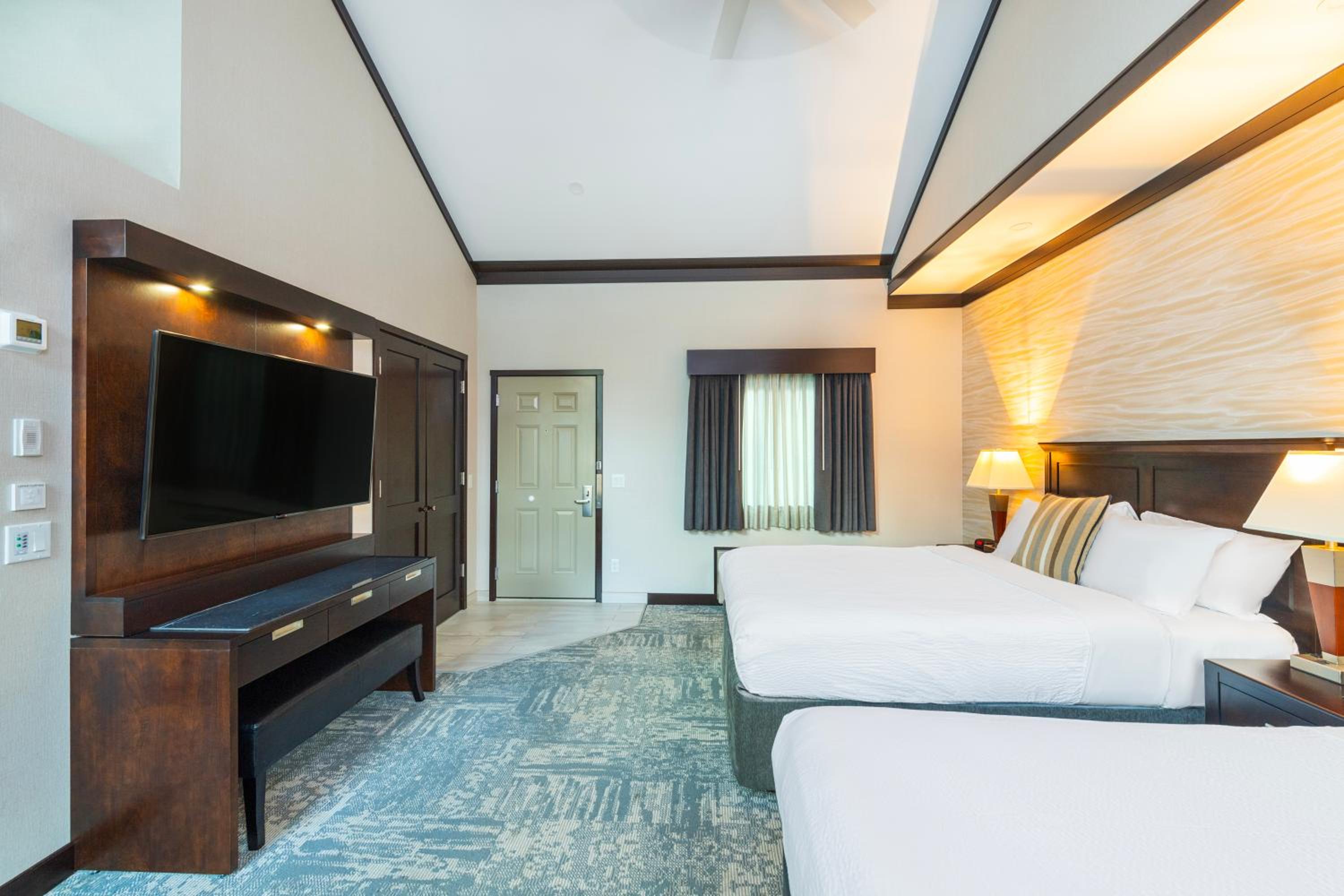 Deluxe Mountain View Two Queen Beds - Photo 2
