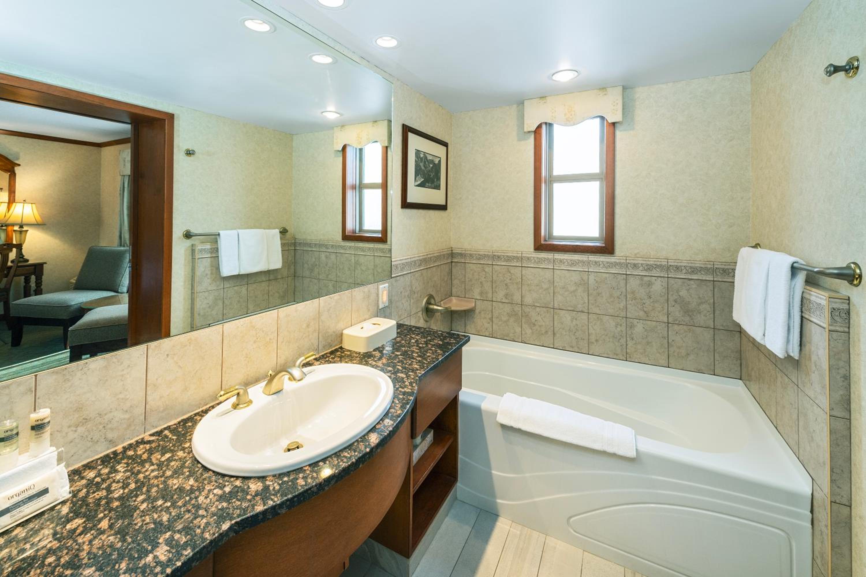 Deluxe Room with Two Queen Beds - Photo 3