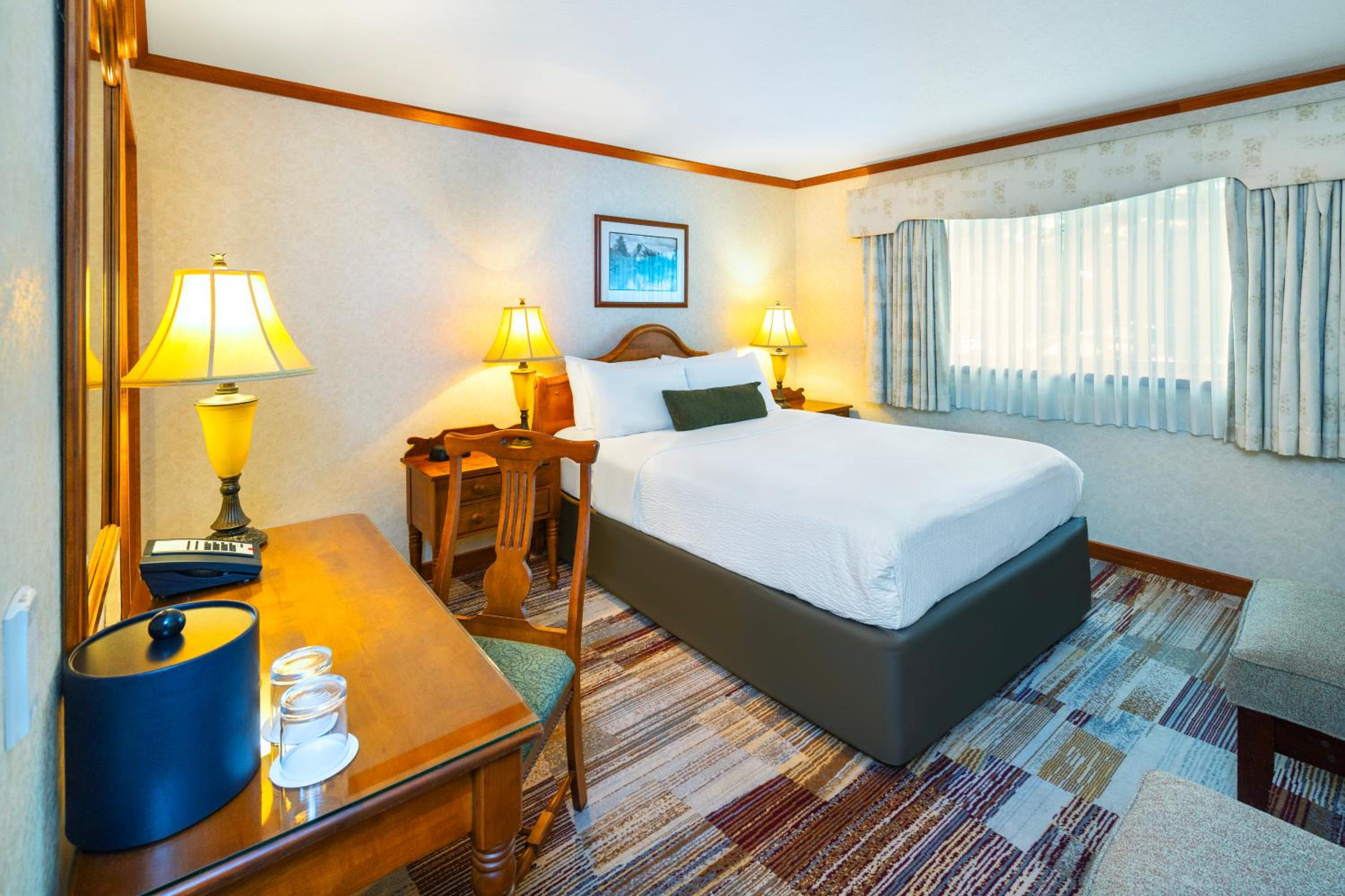 Deluxe Room with Queen Bed - Photo 4