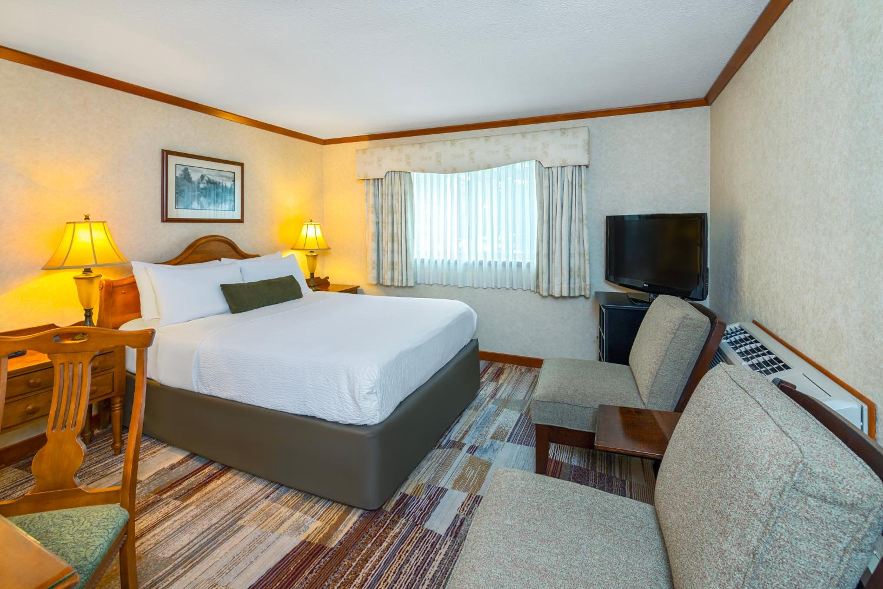 Deluxe Room with Queen Bed - Photo 1