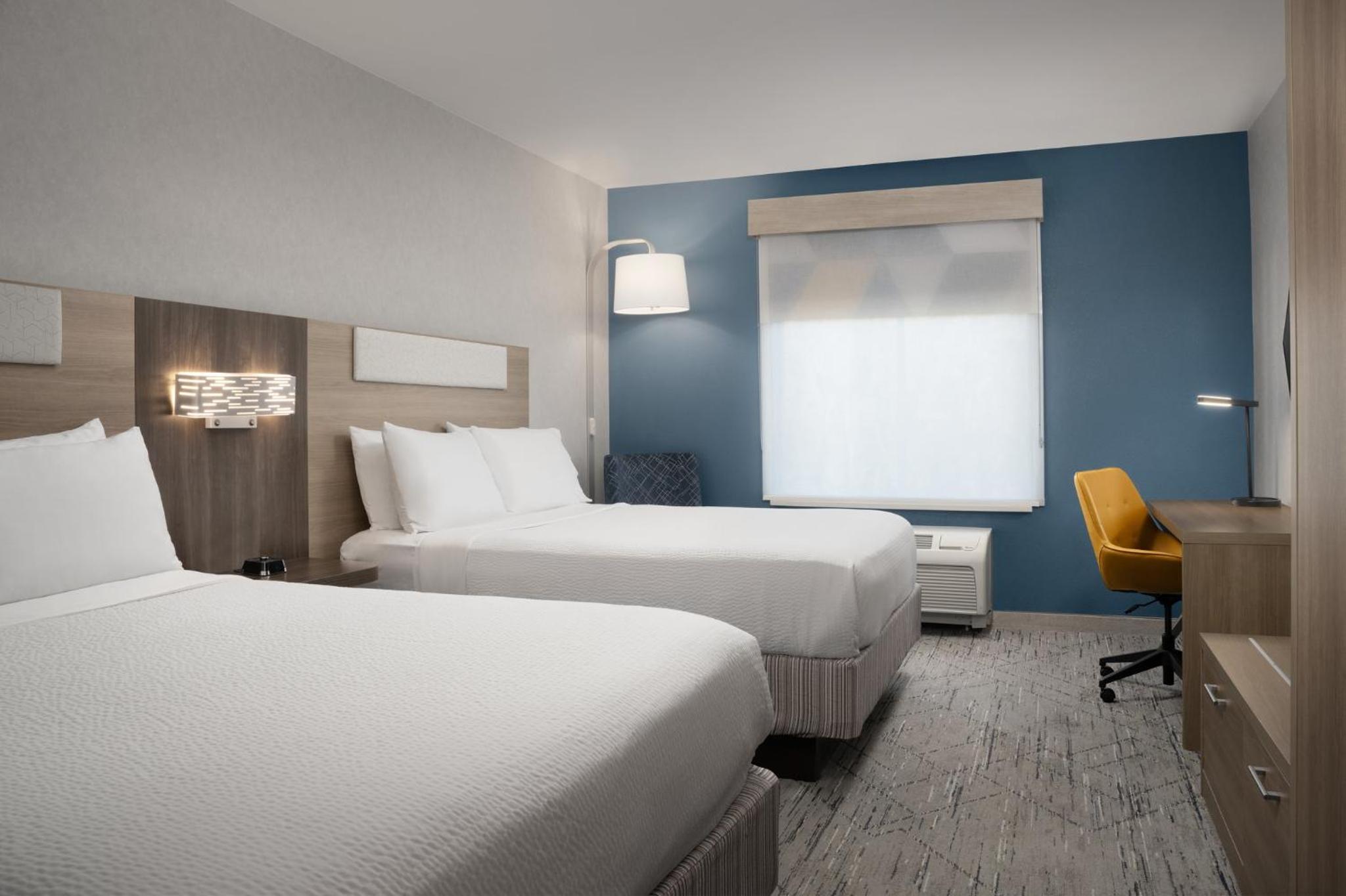 Standard Queen Room with Two Queen Beds - Photo 4
