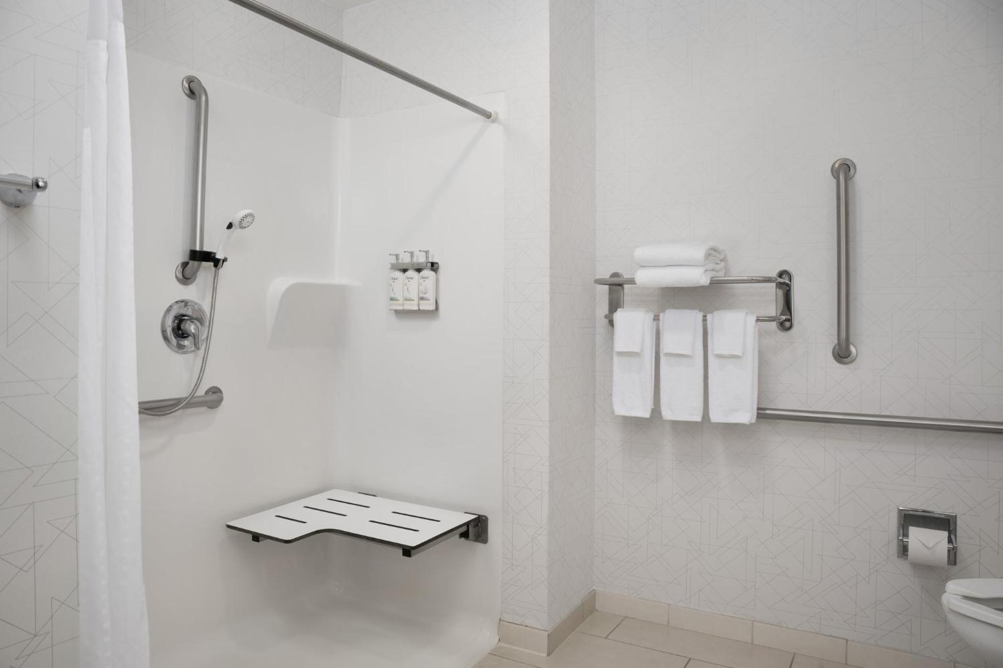 Standard King Room with Roll-in Shower - Mobility Accessible - Photo 5