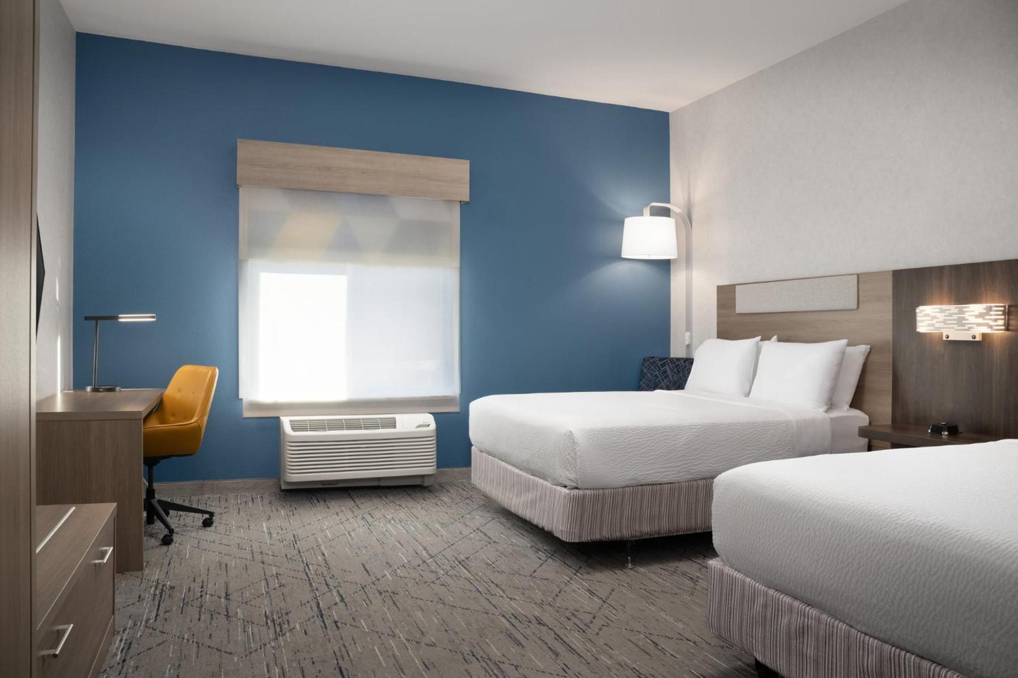 Standard Queen Room with Two Queen Beds and Mobility Accessible Tub - Photo 5