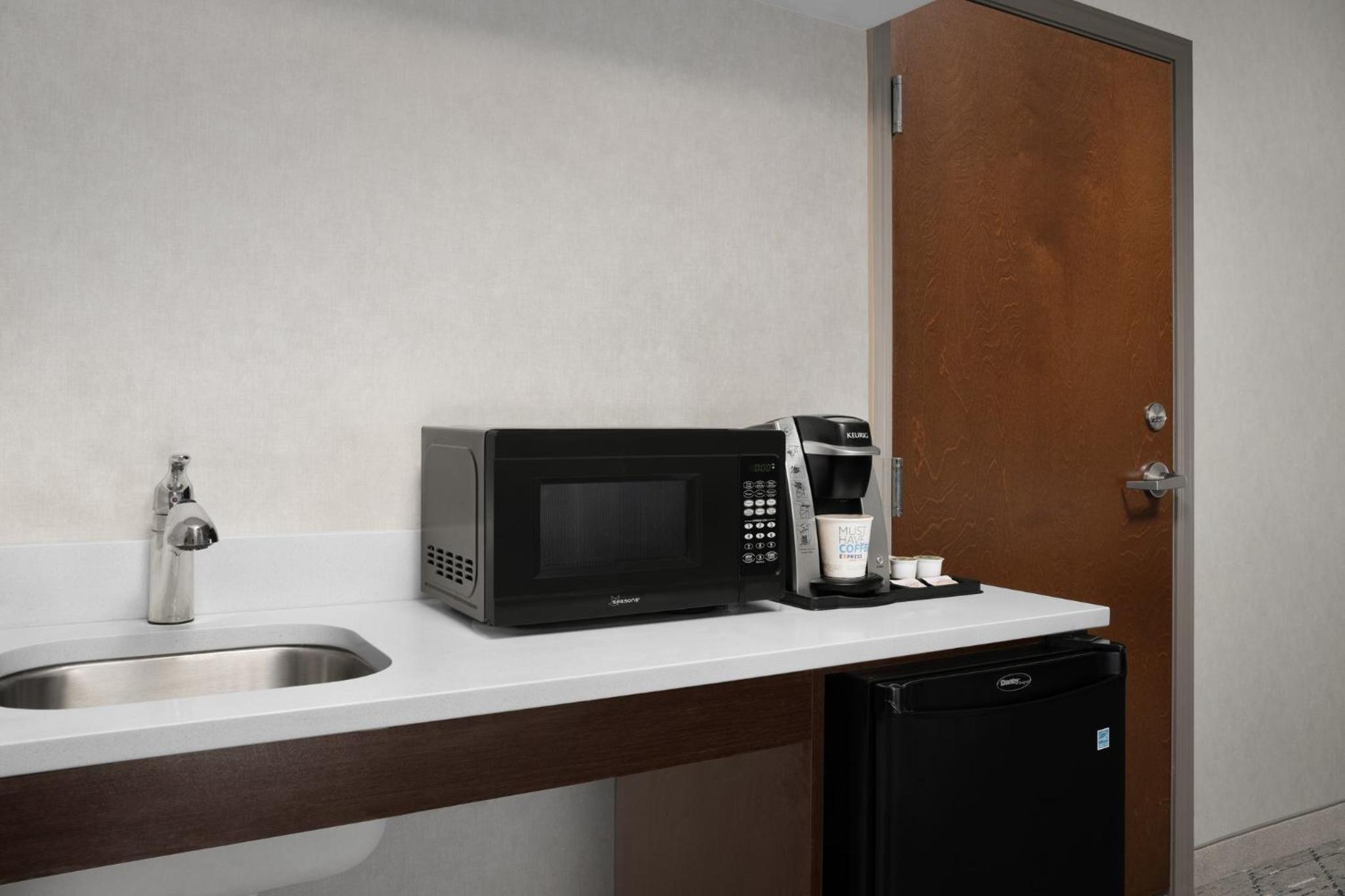 Standard Queen Room with Two Queen Beds and Mobility Accessible Tub - Photo 3