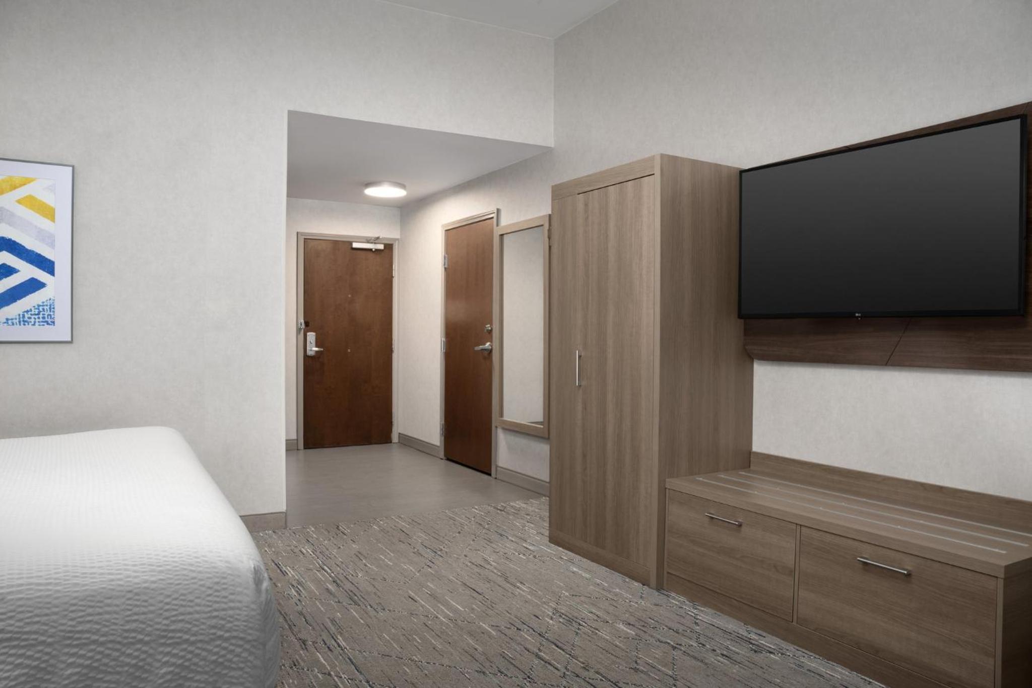 Standard King Room with Roll-in Shower - Mobility Accessible - Photo 3