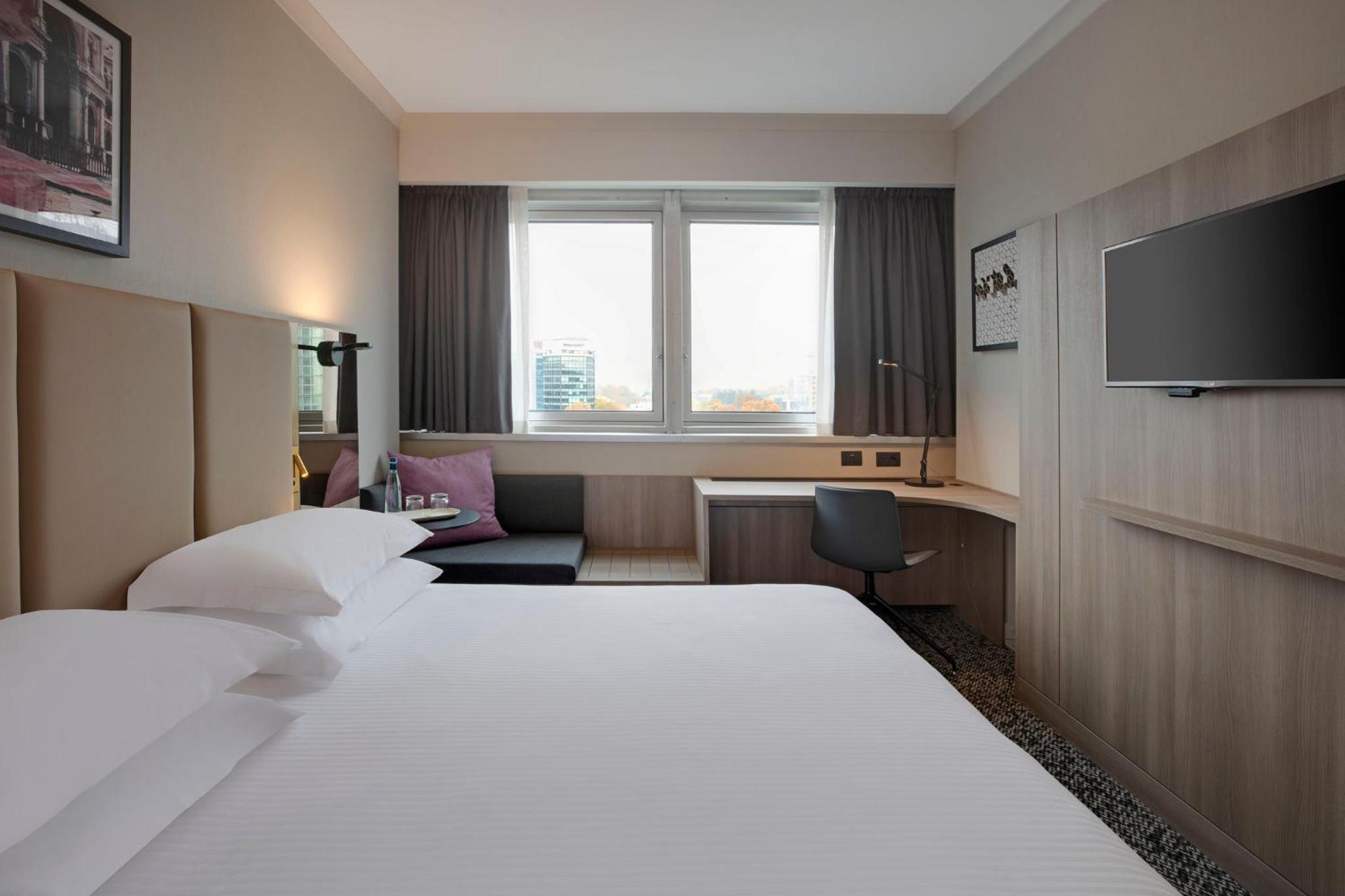 Standard King Room - Photo 8