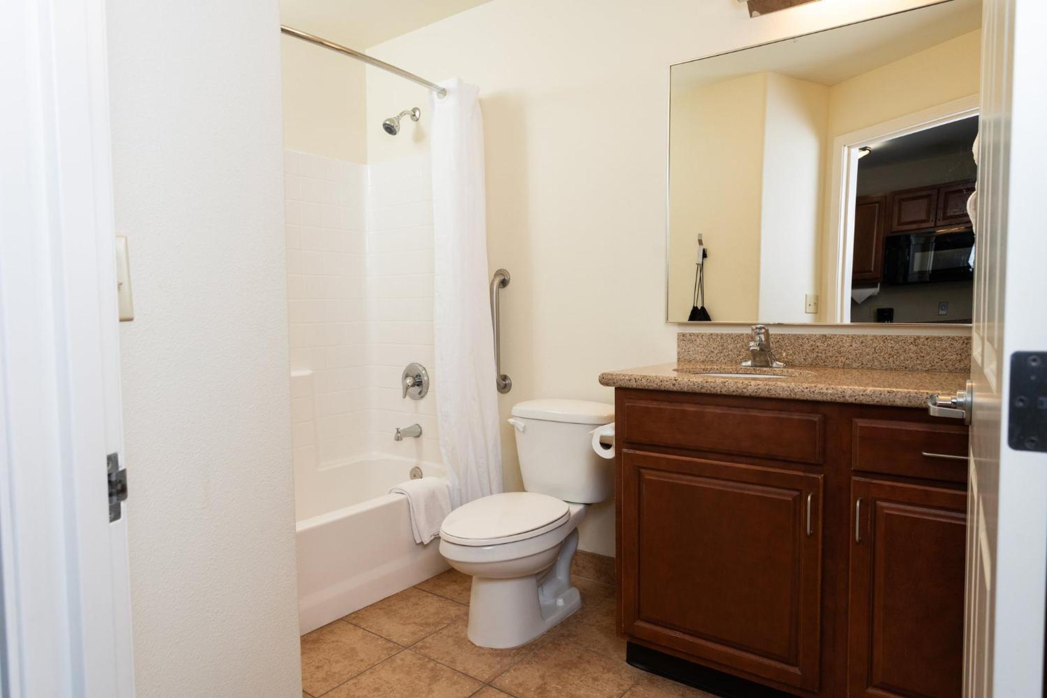 Queen Studio Suite - Photo 2