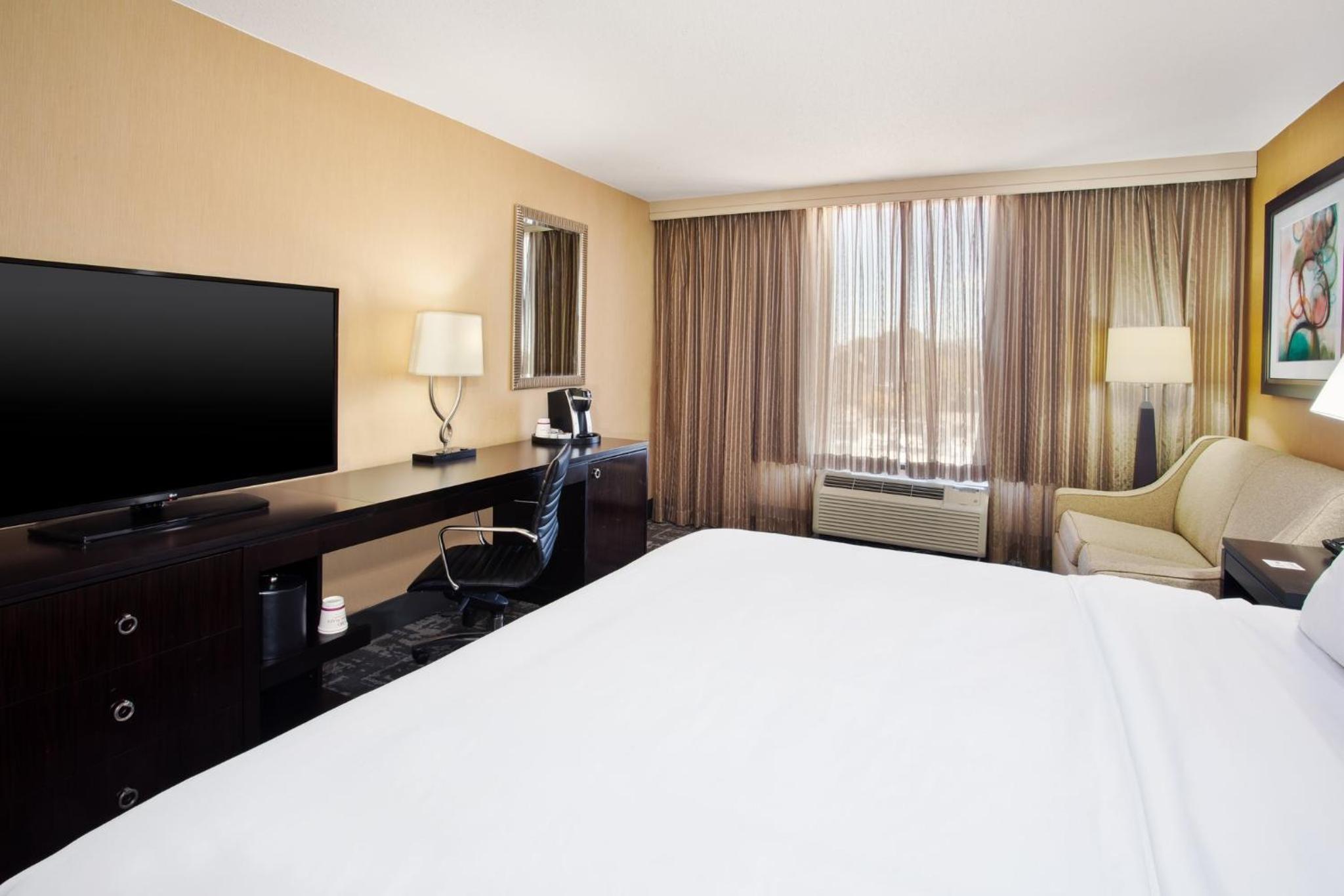 Standard King Room with Sofa Bed - Photo 2