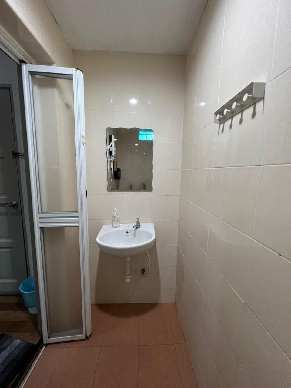 Triple Room with Private Bathroom - Photo 4