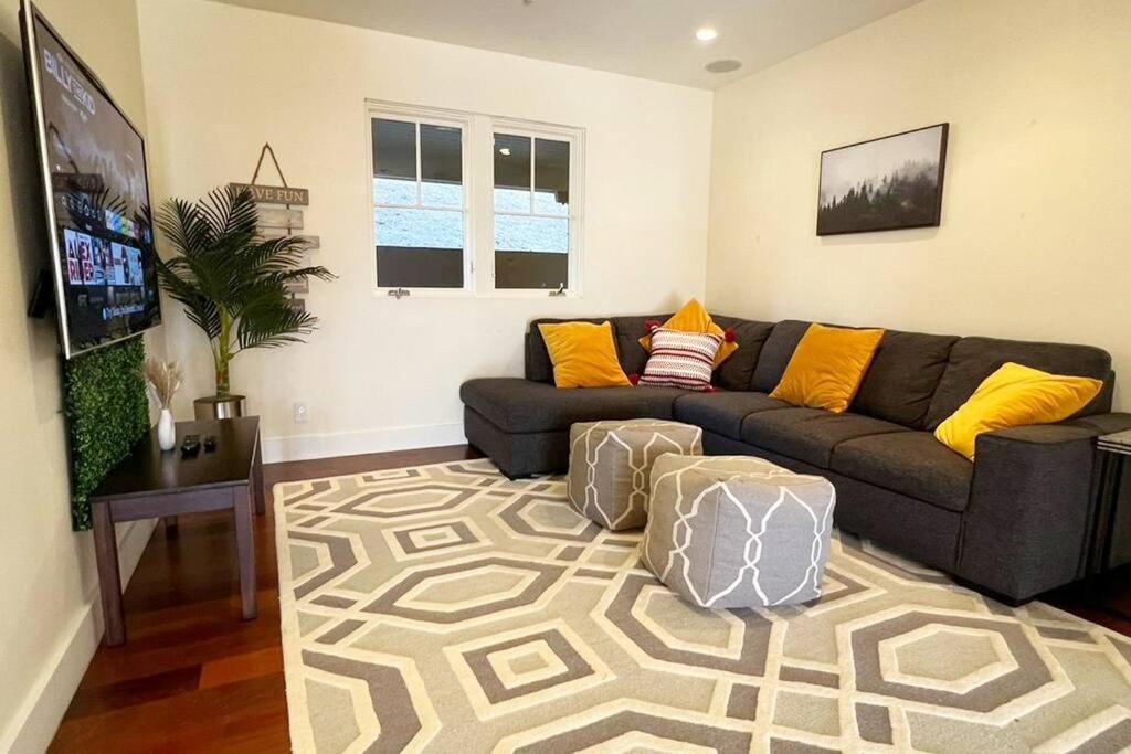 Six-Bedroom House photo 1