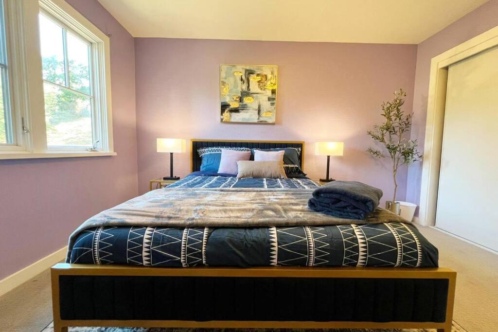 Six-Bedroom House photo 2