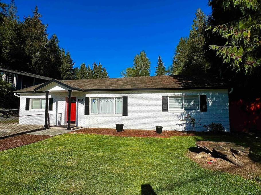 Three-Bedroom House photo 2