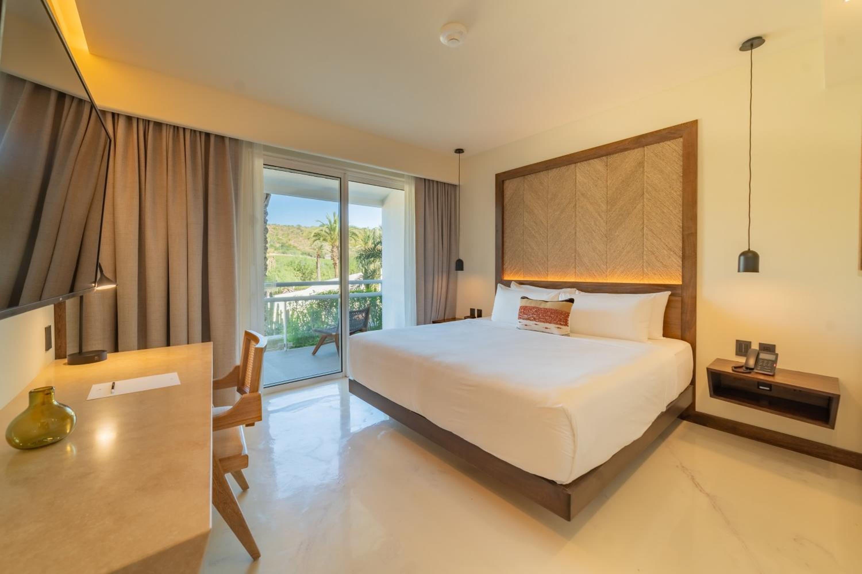 Standard King Room with Garden View - Photo 4