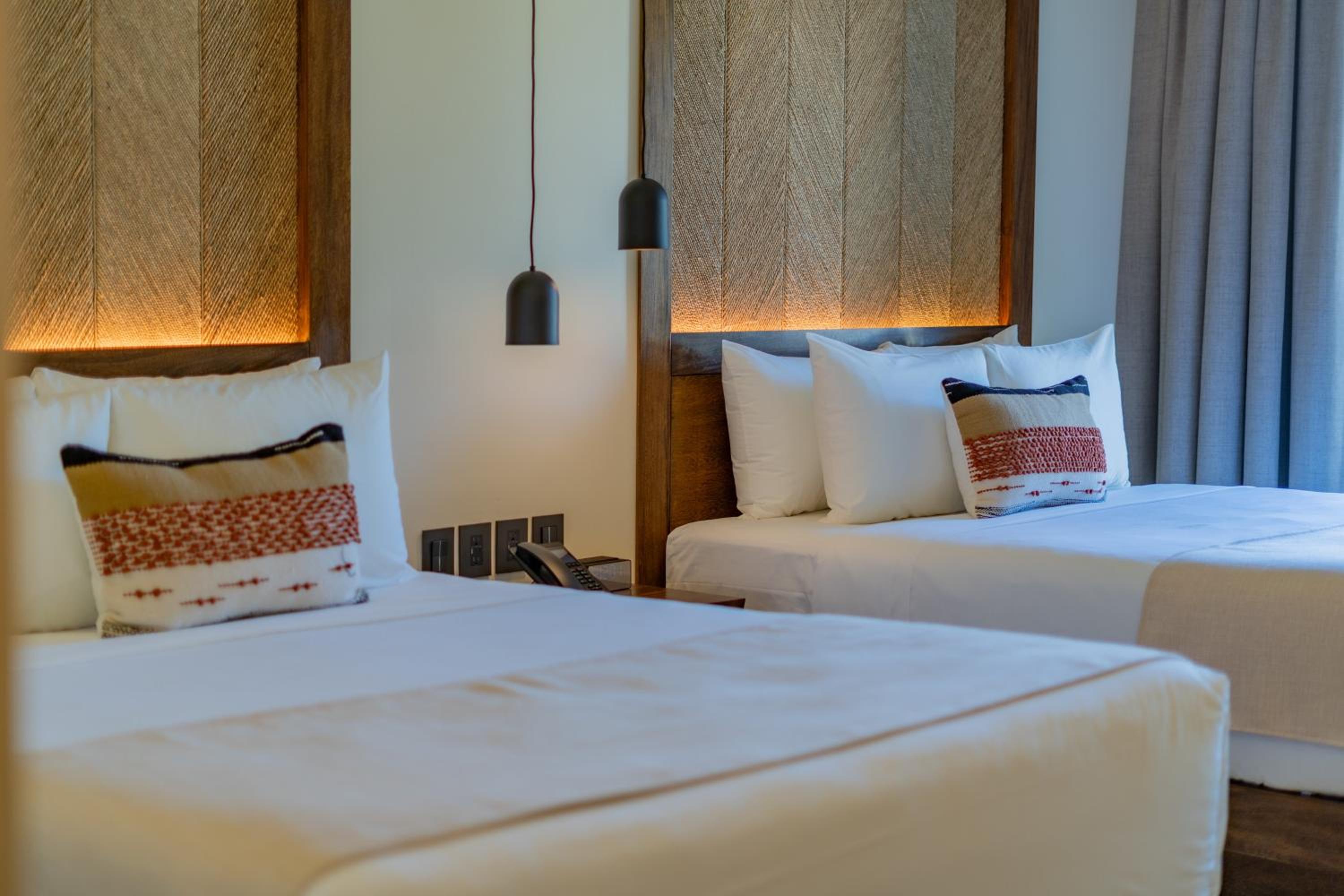 Standard Queen Room with Two Queen Beds and Sea View - Photo 1