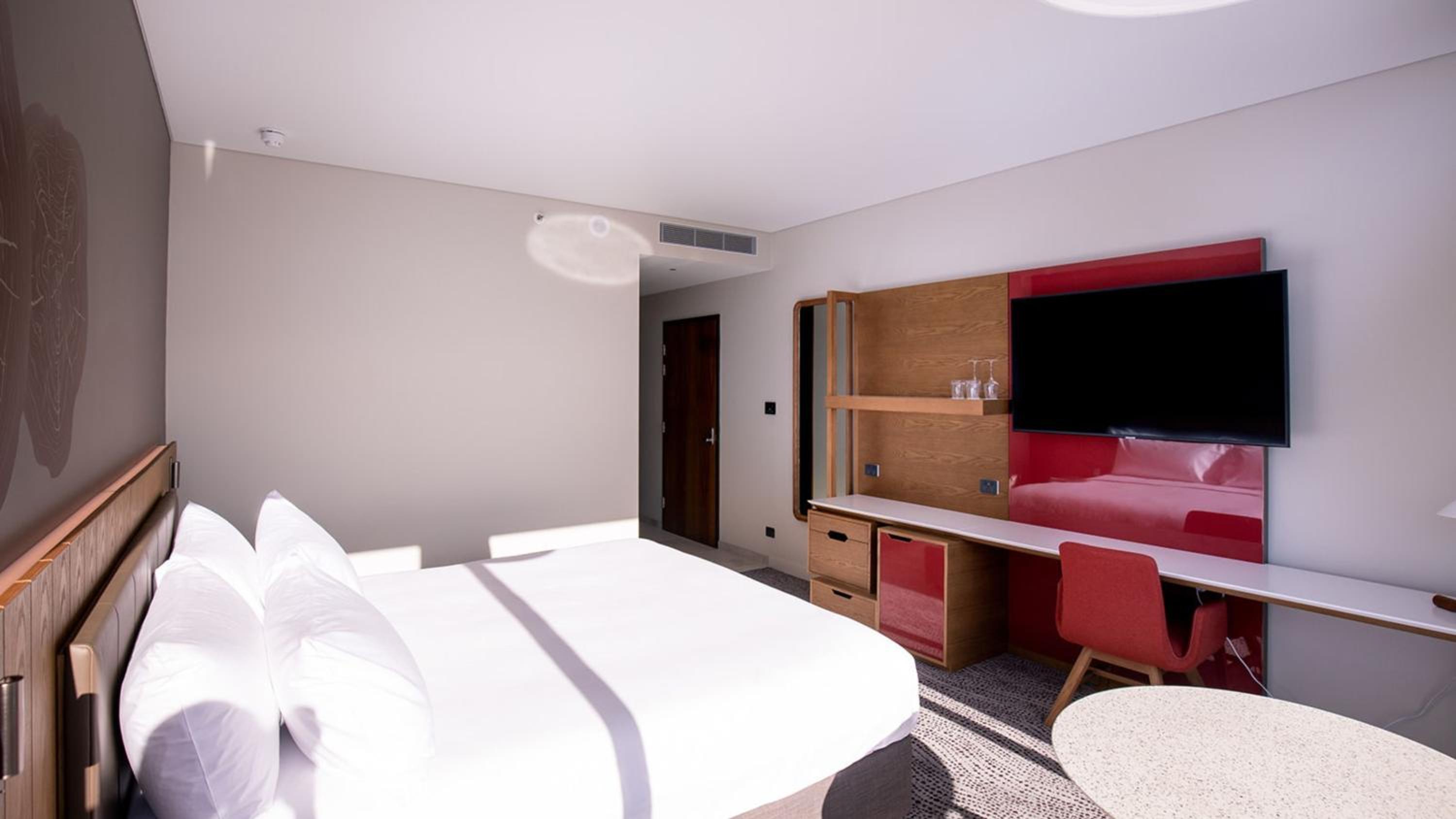 Premium Corner King Room - Photo 8