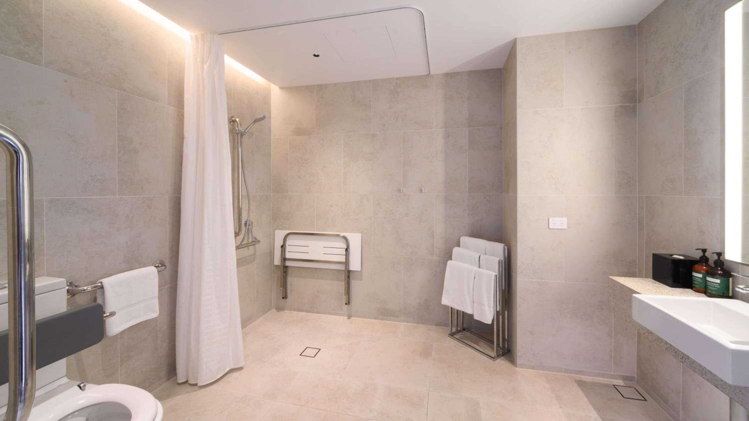 Standard King Room - Accessible - Photo 4