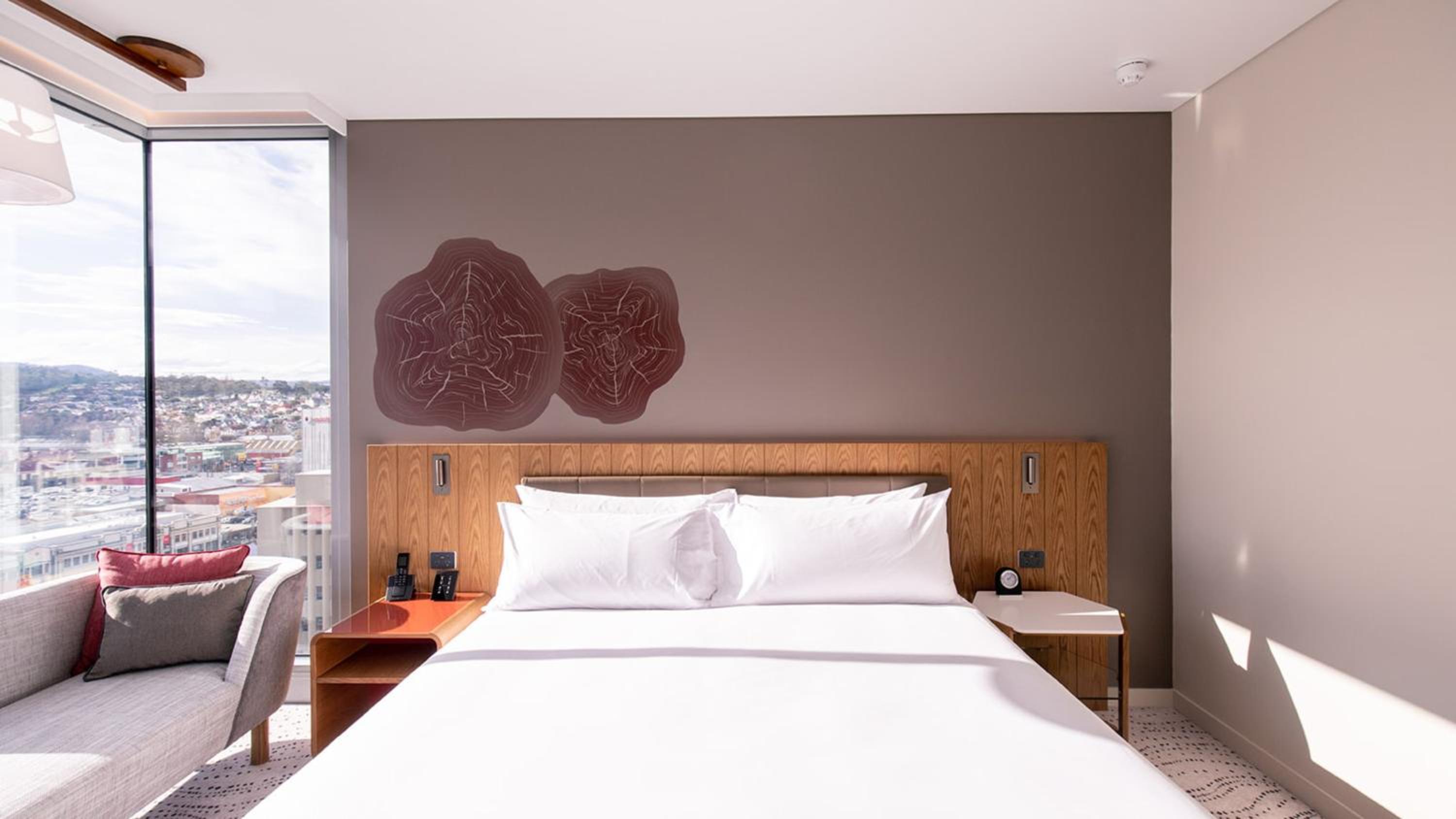Premium Corner King Room - Photo 7