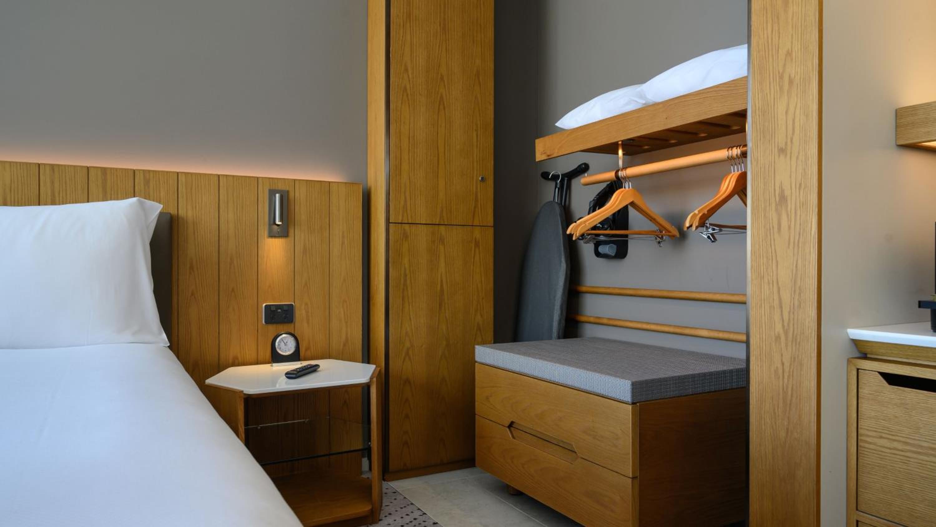 Standard King Room - Accessible - Photo 5
