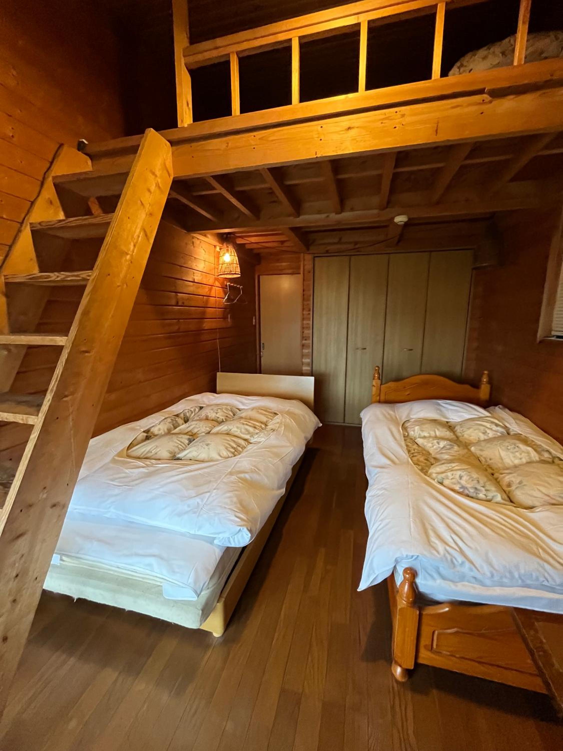 Twin Room with Shared Bathroom photo 2