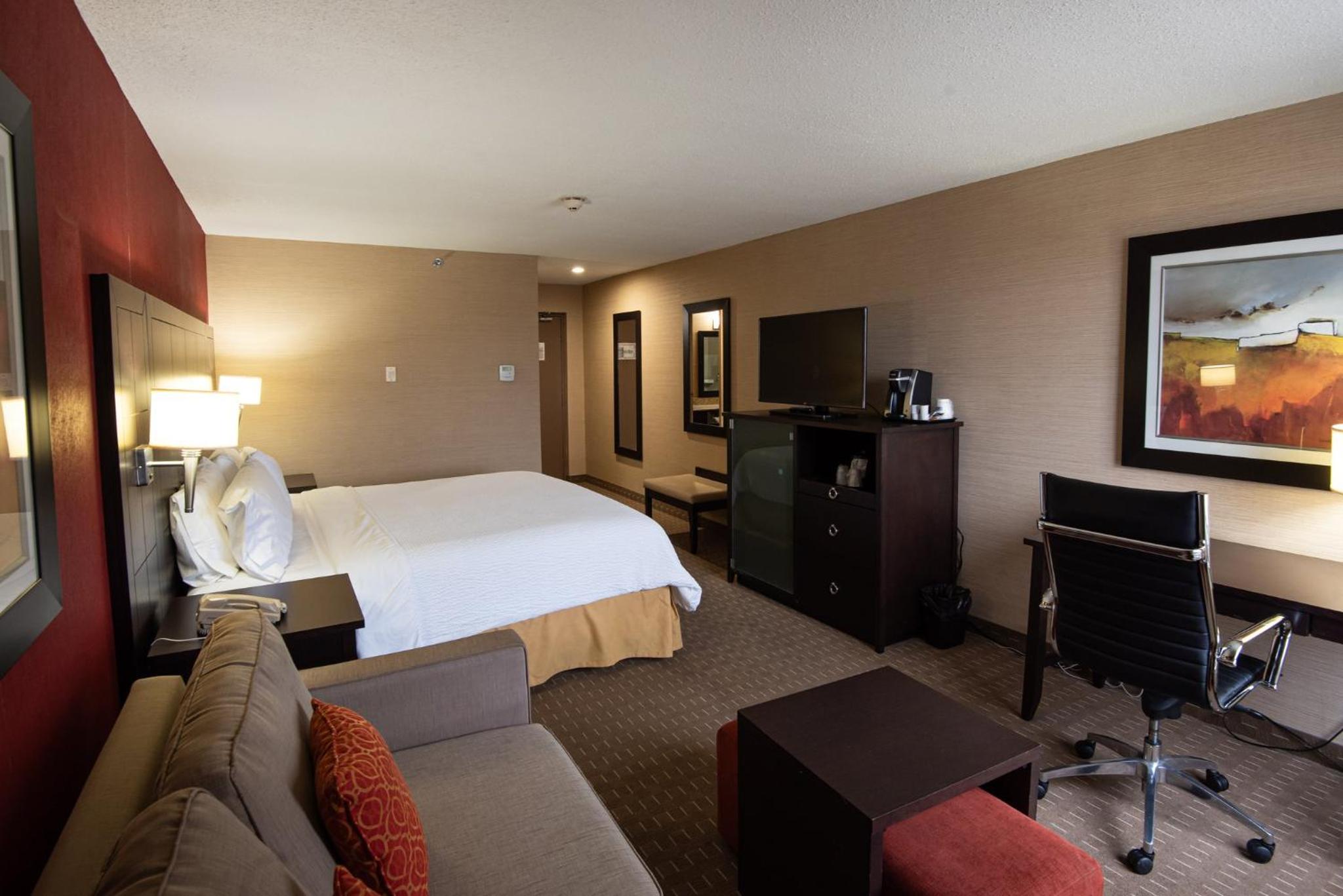 Standard King Room with Sofa Bed - Photo 3