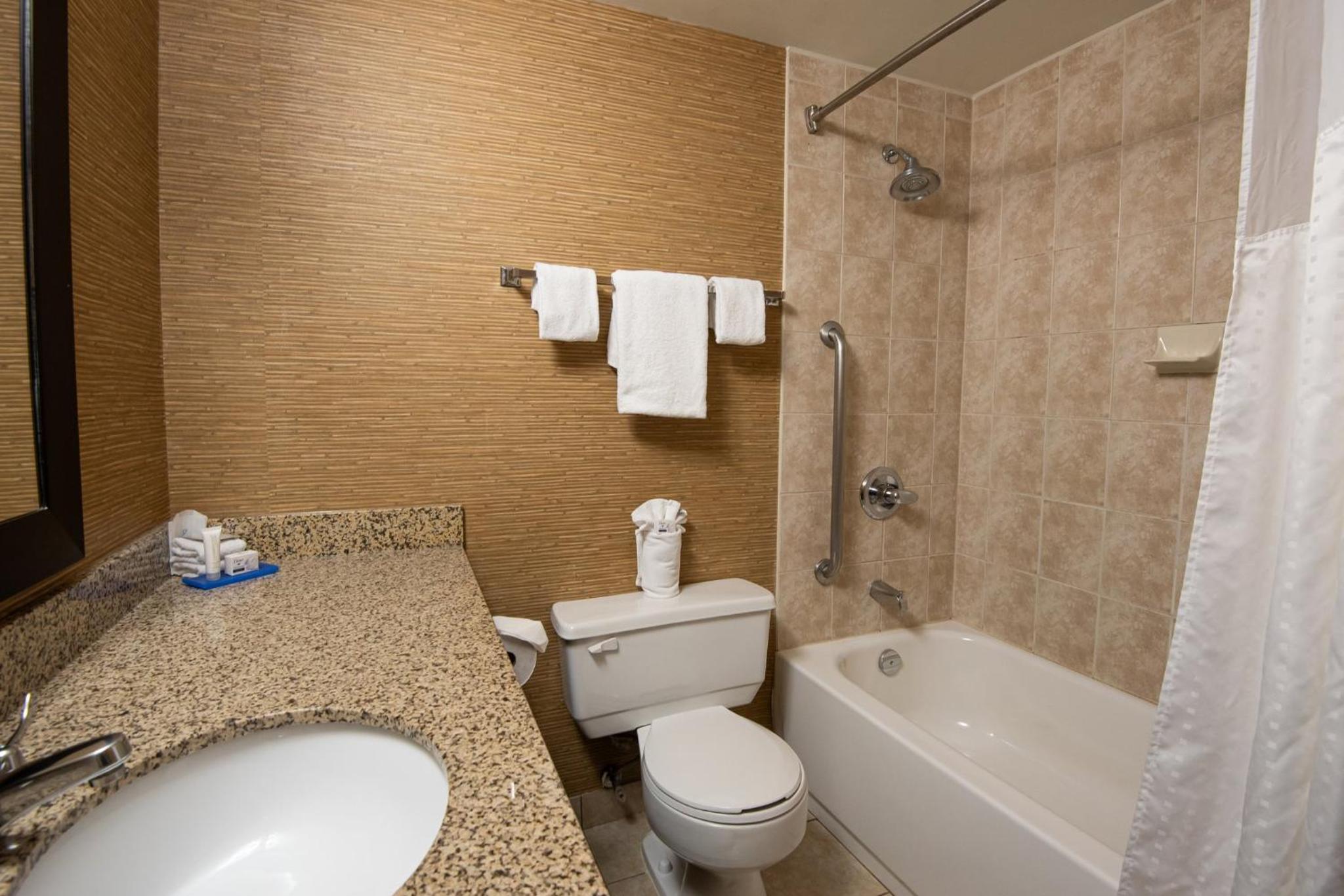 Standard Room with Two Queen Beds - Photo 6