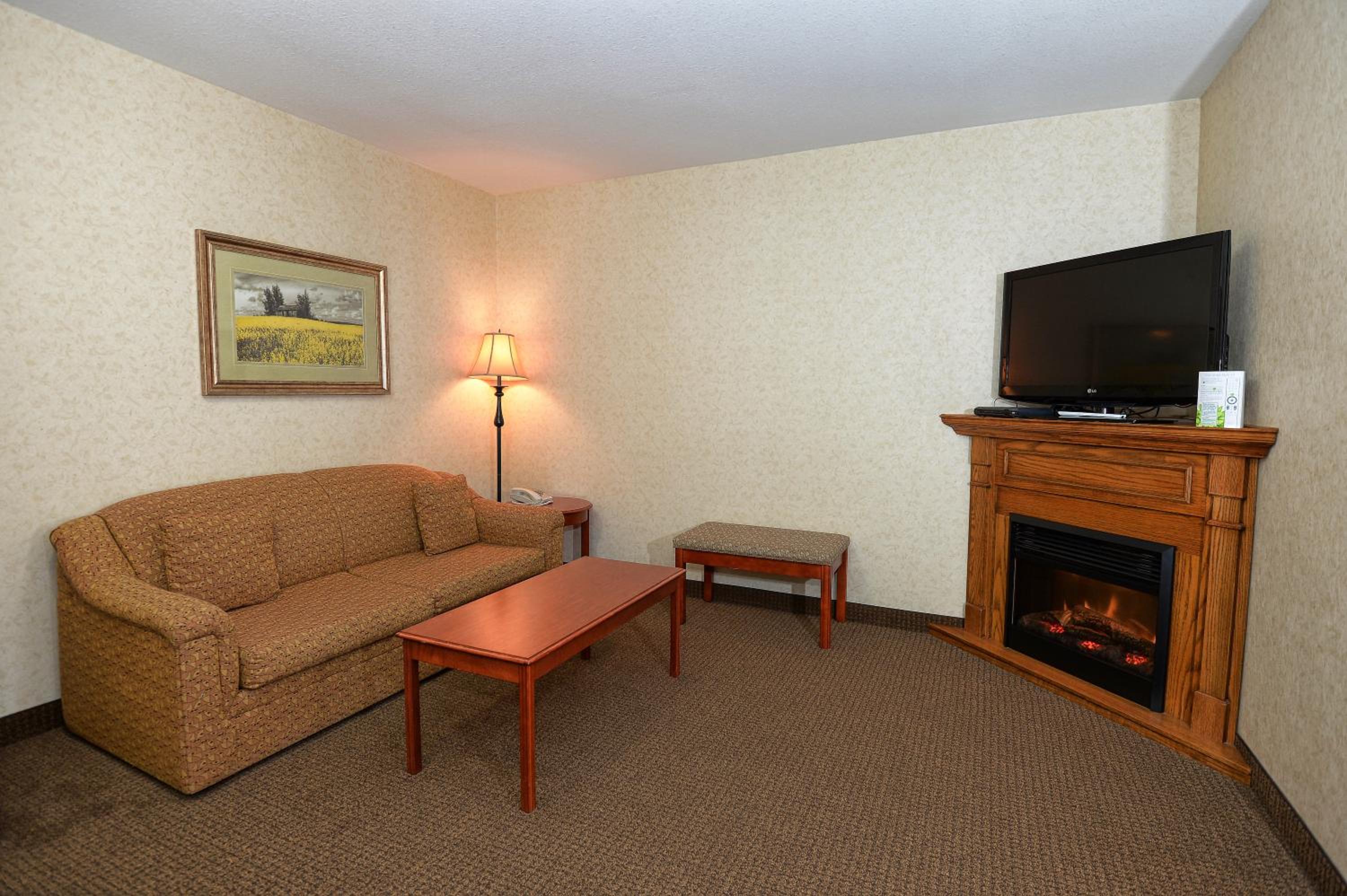 King Suite with Sofa Bed - Non-Smoking - Photo 4