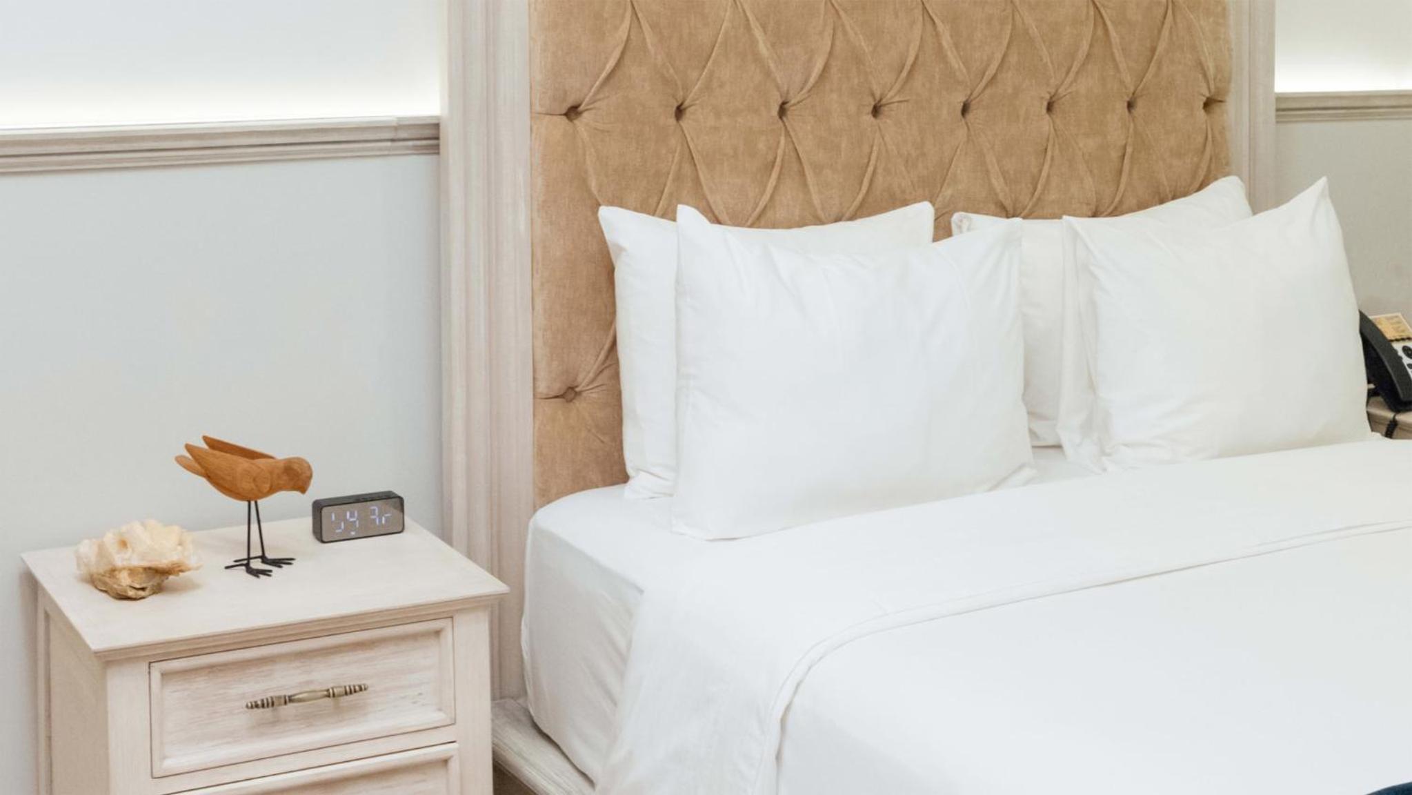 Standard Queen Room - Photo 8