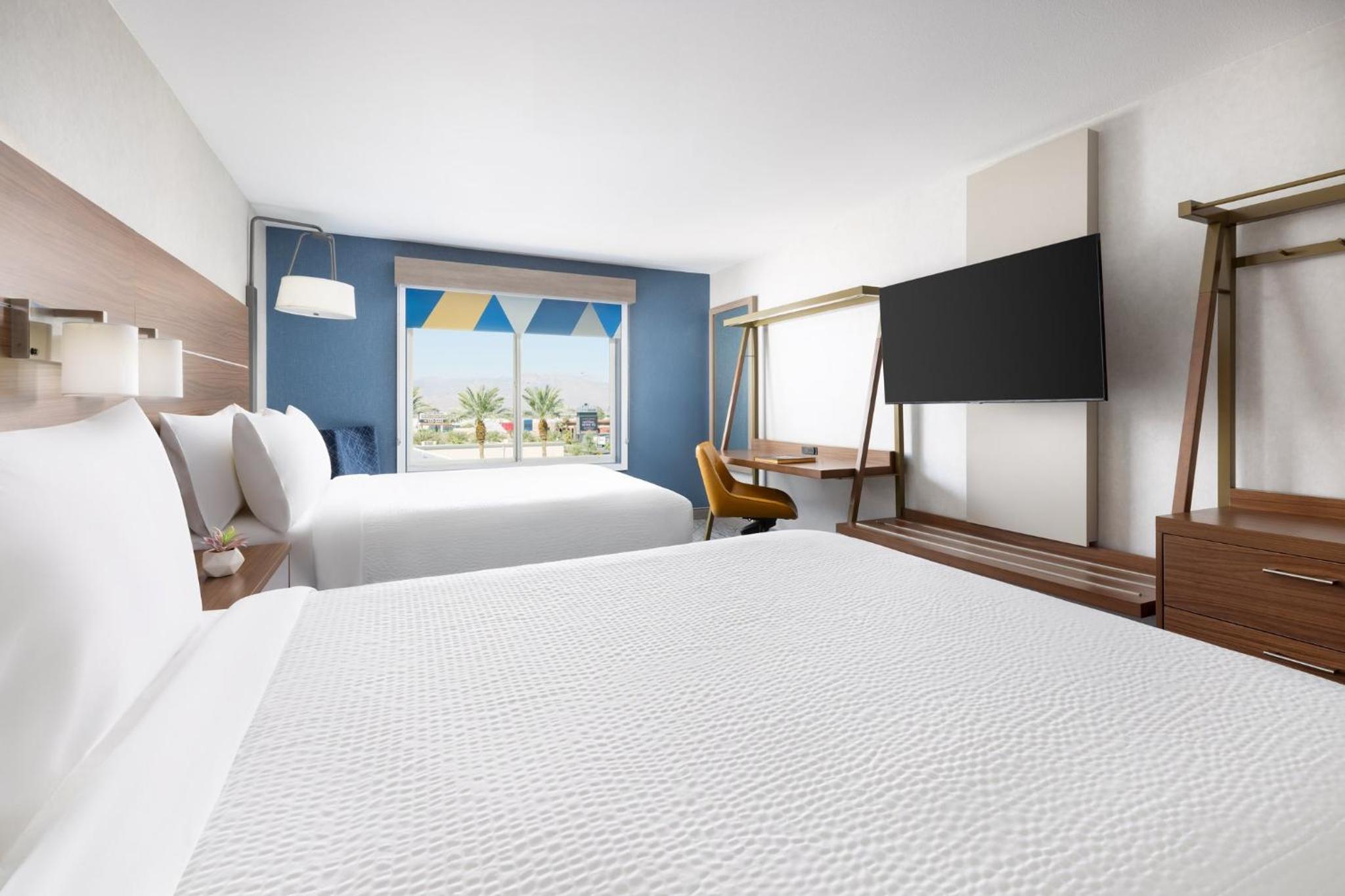 Queen Suite with Two Queen Beds - Photo 5