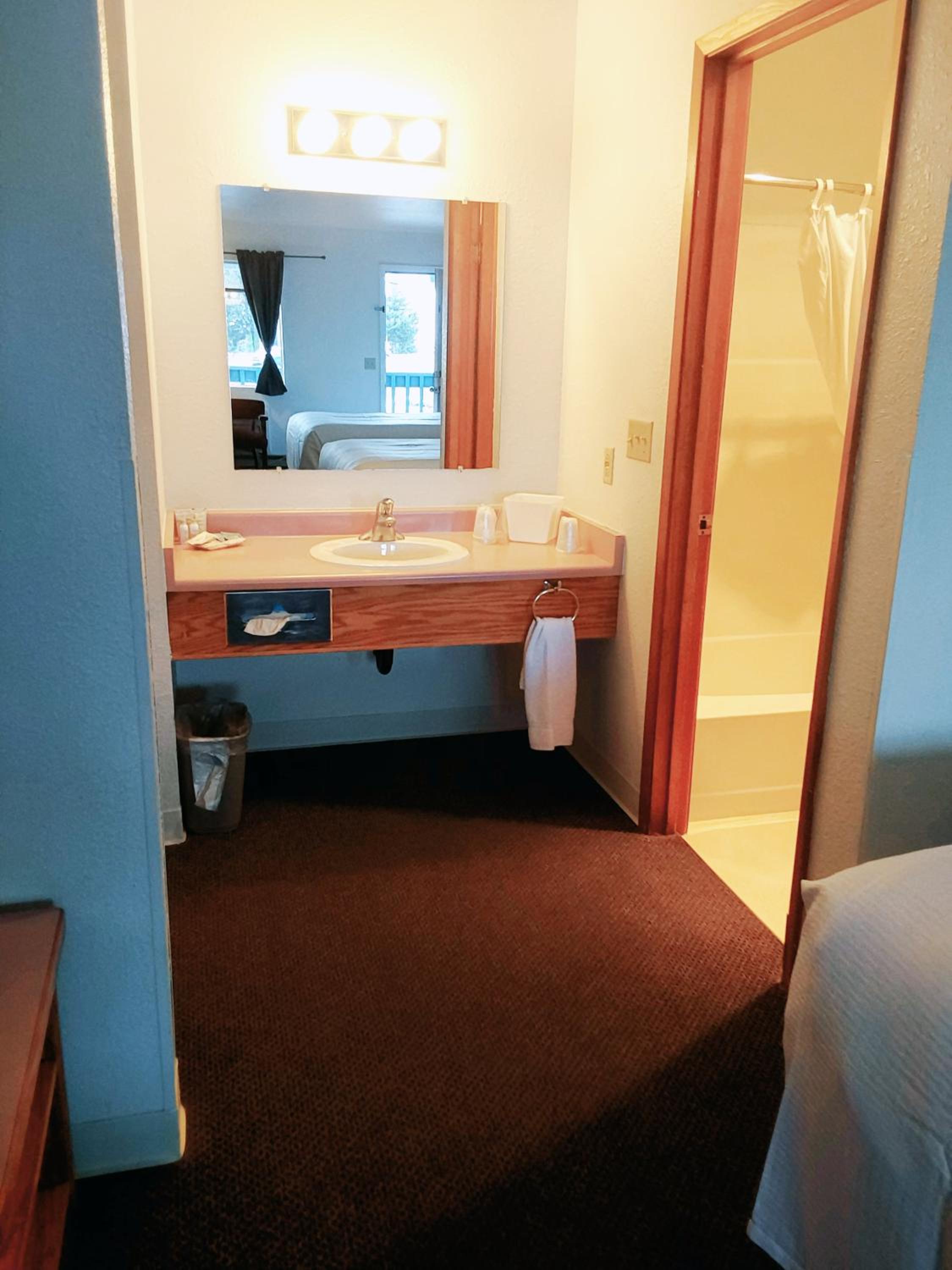 Standard Queen Room photo 2