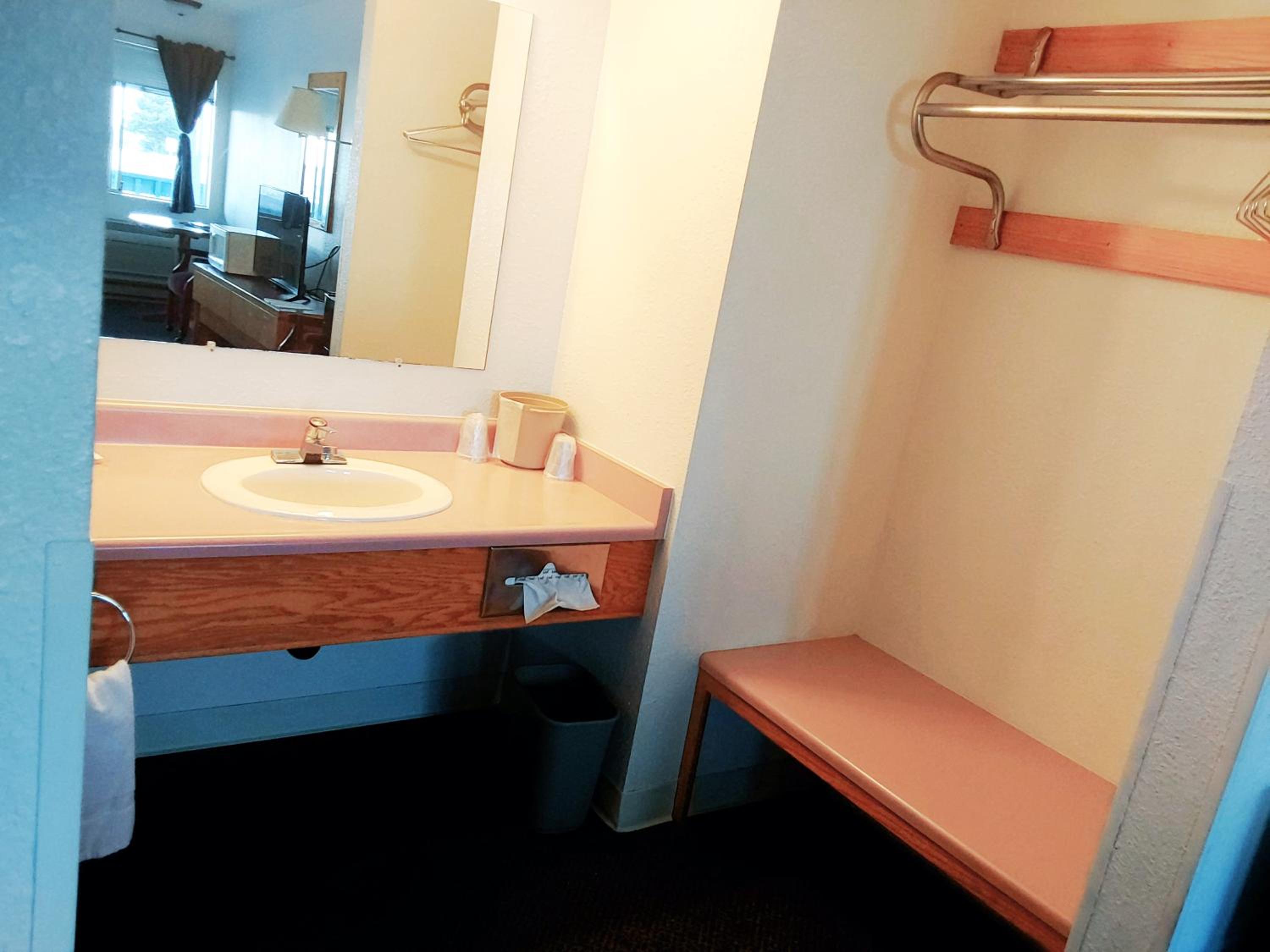 Standard Queen Room photo 2