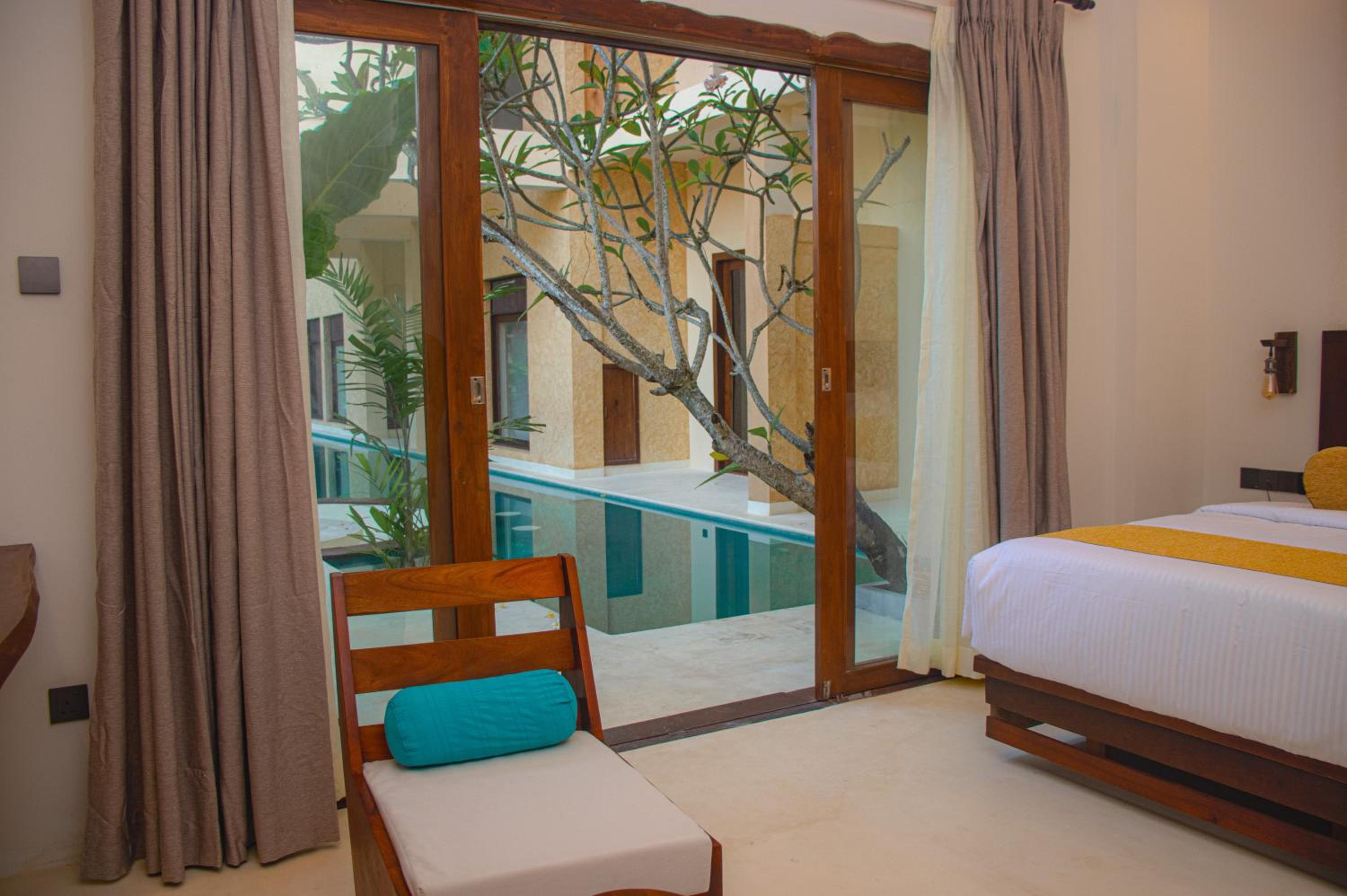 King Room with Pool View - Photo 8