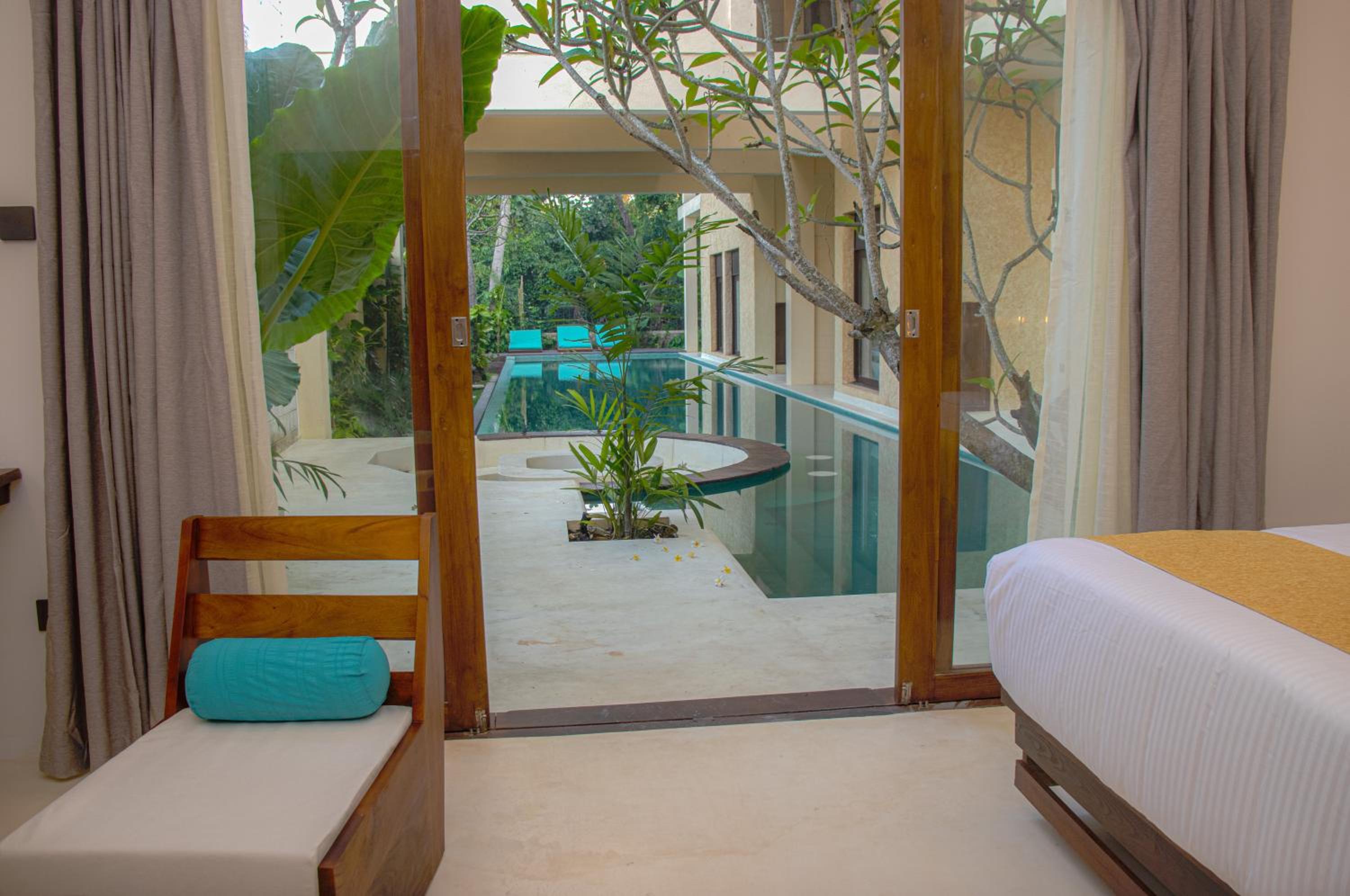King Room with Pool View - Photo 9