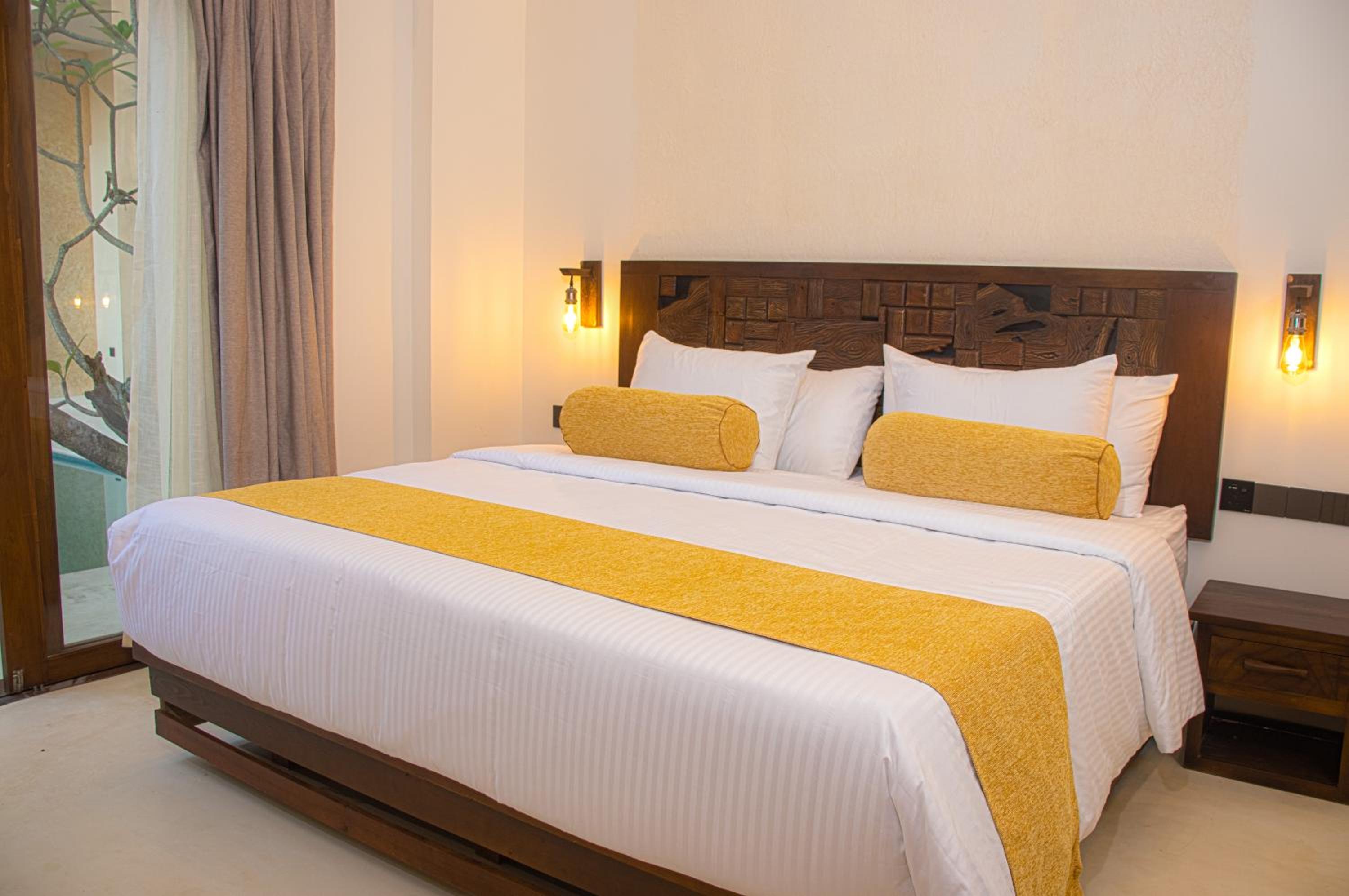 King Room with Pool View - Photo 10