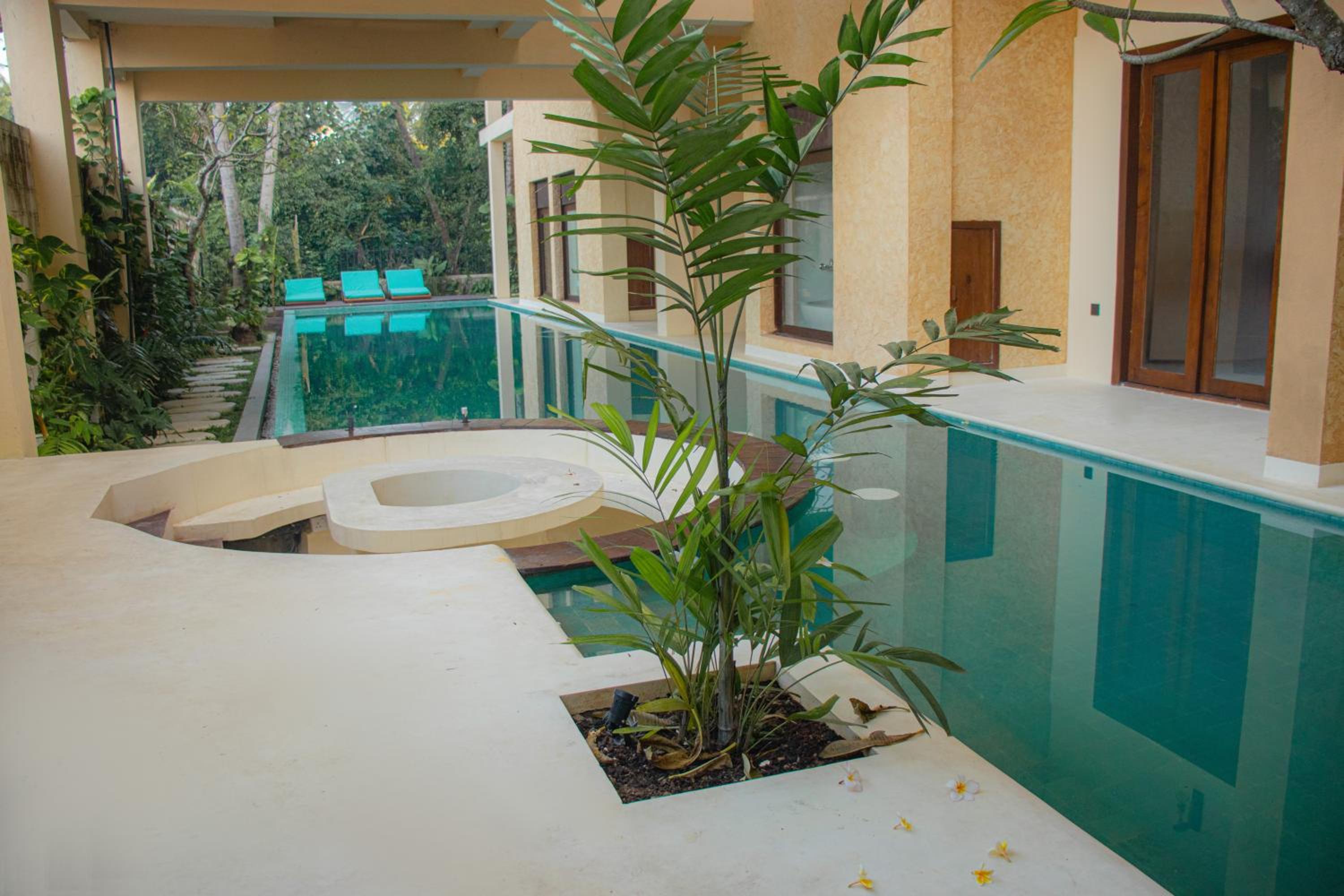 King Room with Pool View - Photo 12