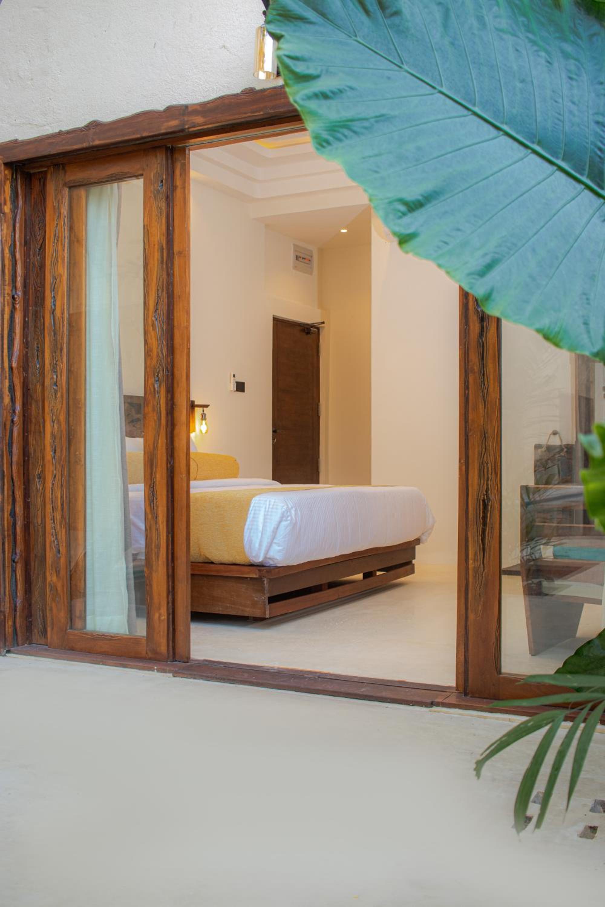 King Room with Pool View - Photo 11