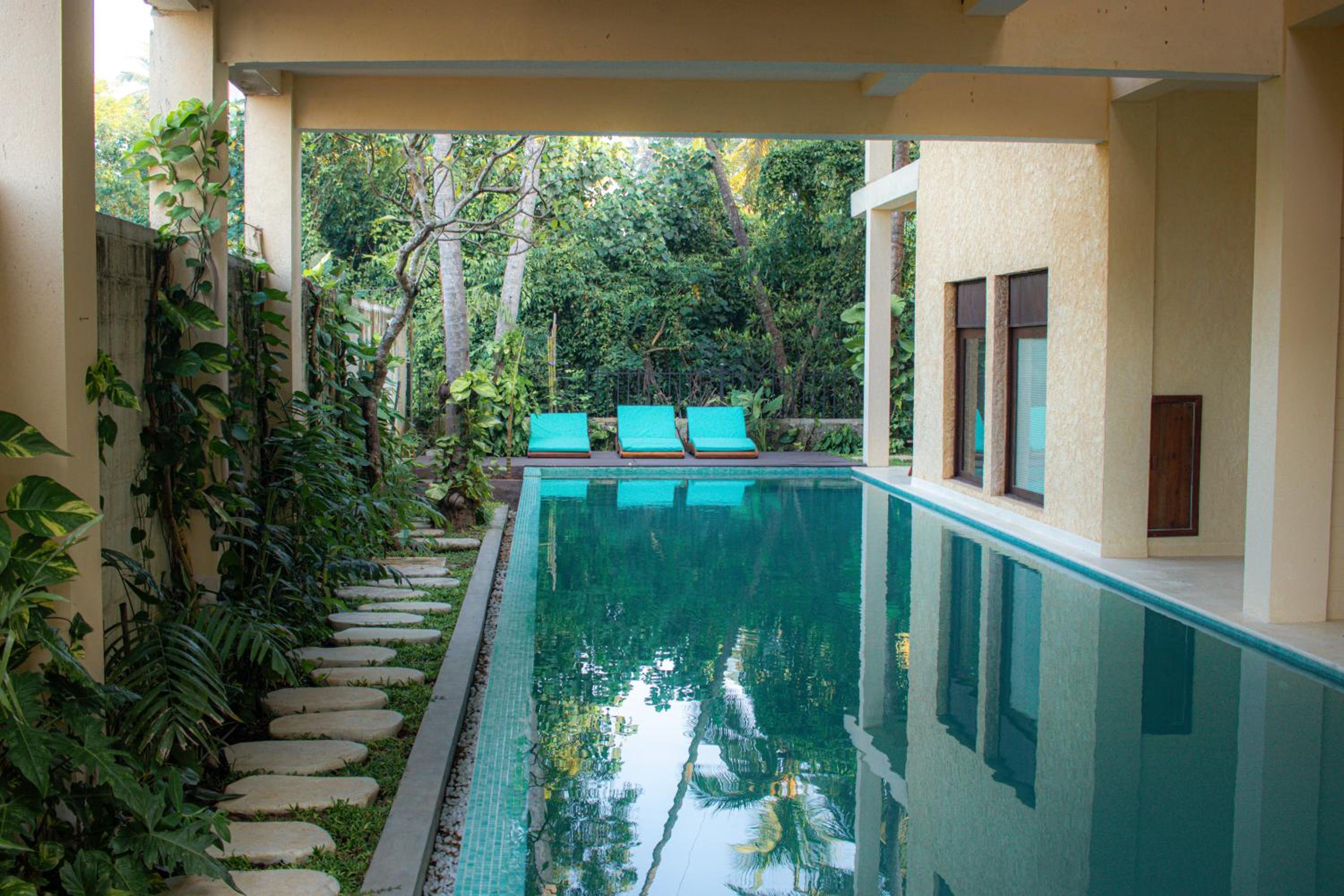 King Room with Pool View - Photo 16