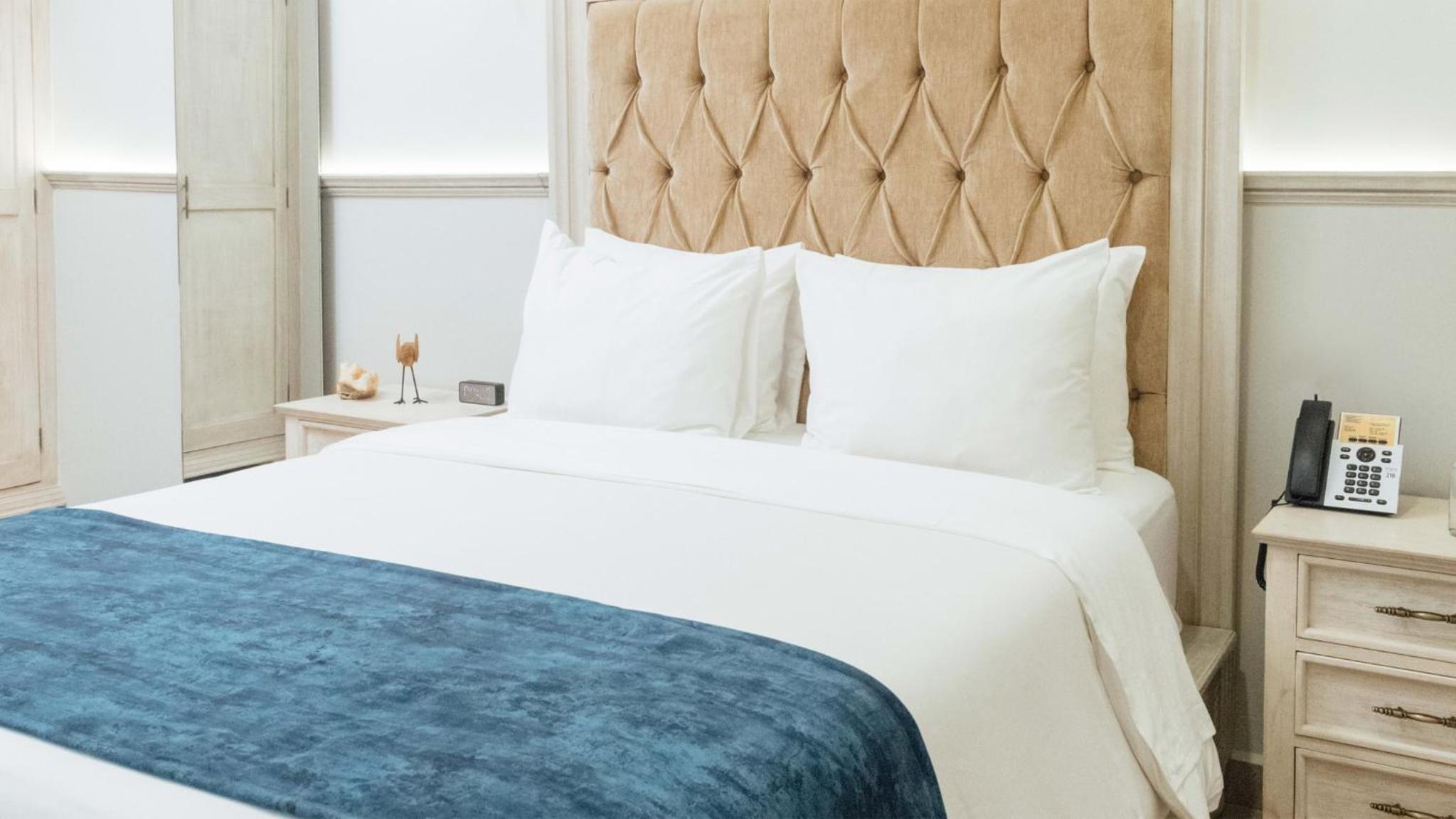 Premium Queen Room - Photo 10