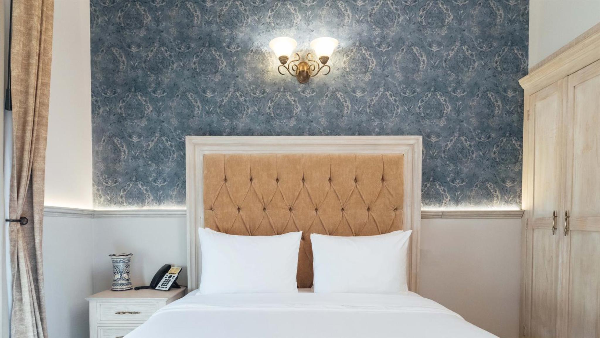 Standard Double Room with Balcony and Cathedral View  - Photo 5