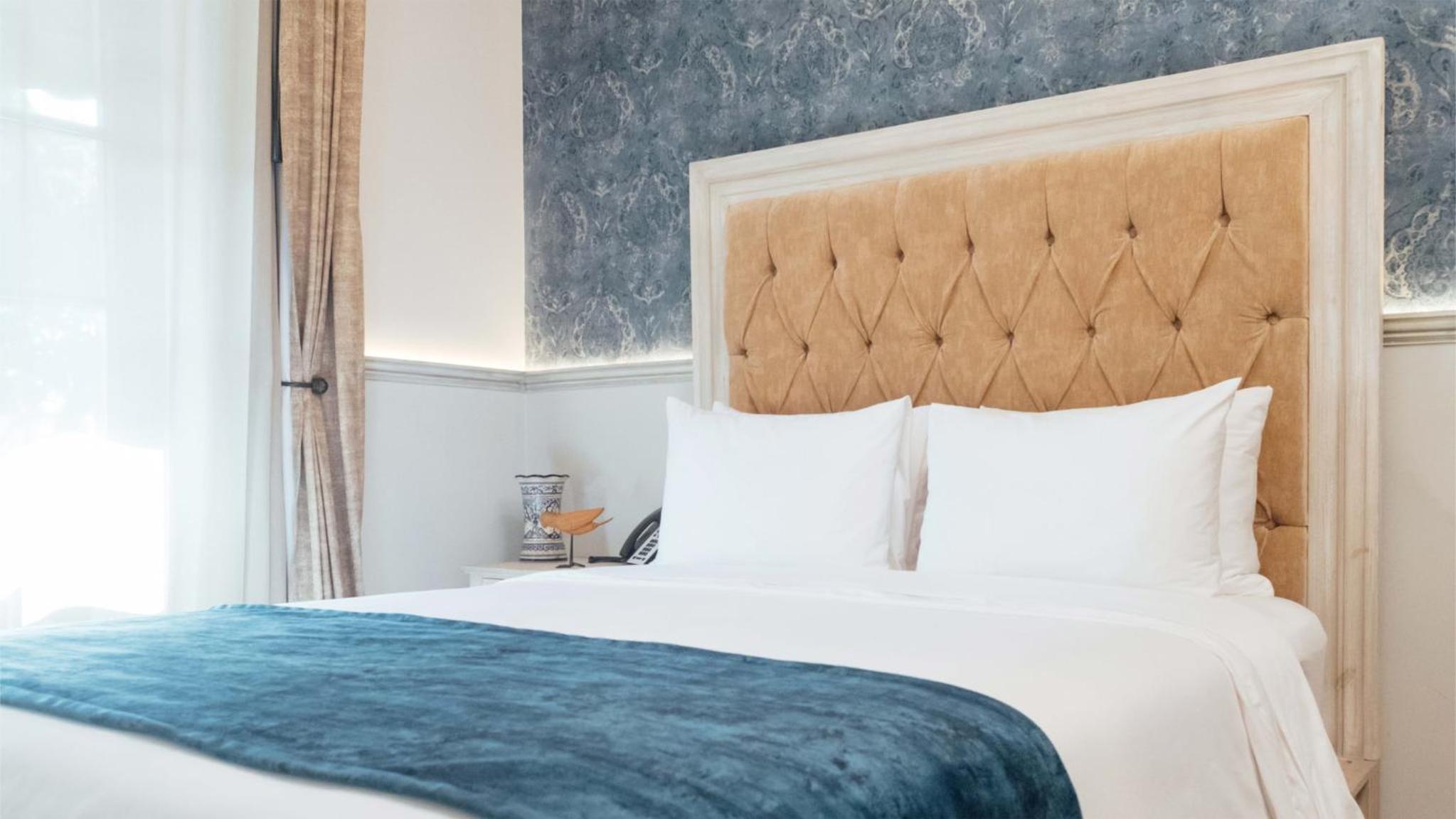 Standard Double Room with Balcony and Cathedral View  - Photo 6