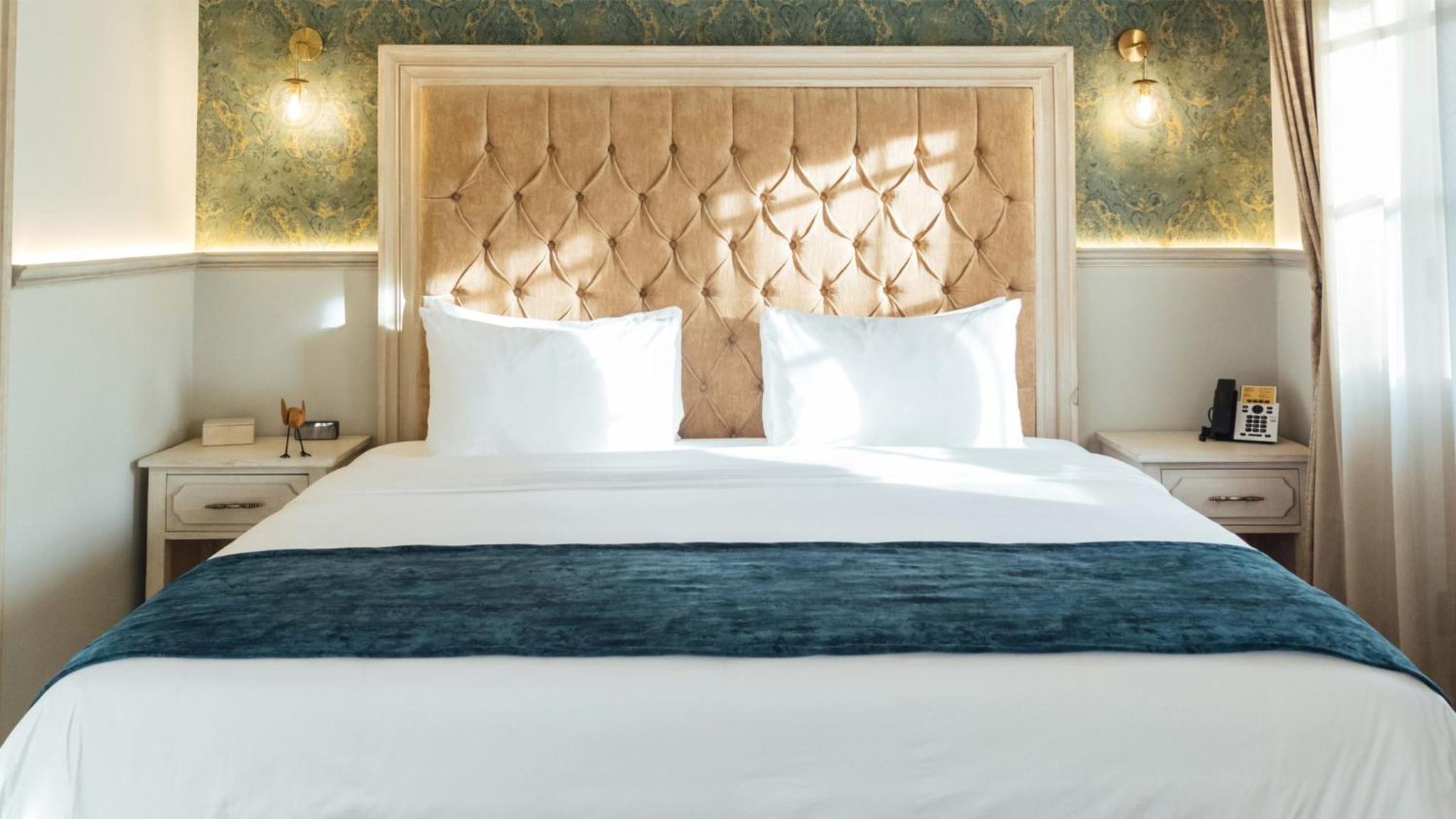 King Suite with Cathedral View - Photo 4