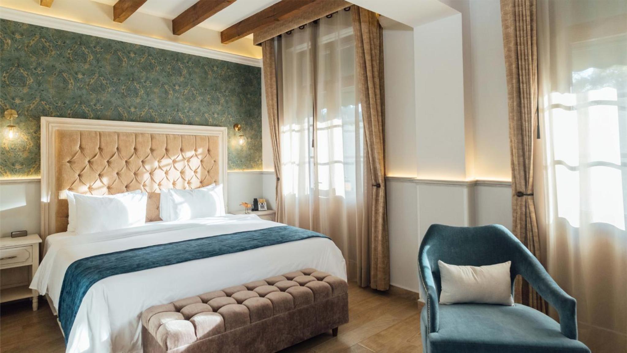King Suite with Cathedral View - Photo 8