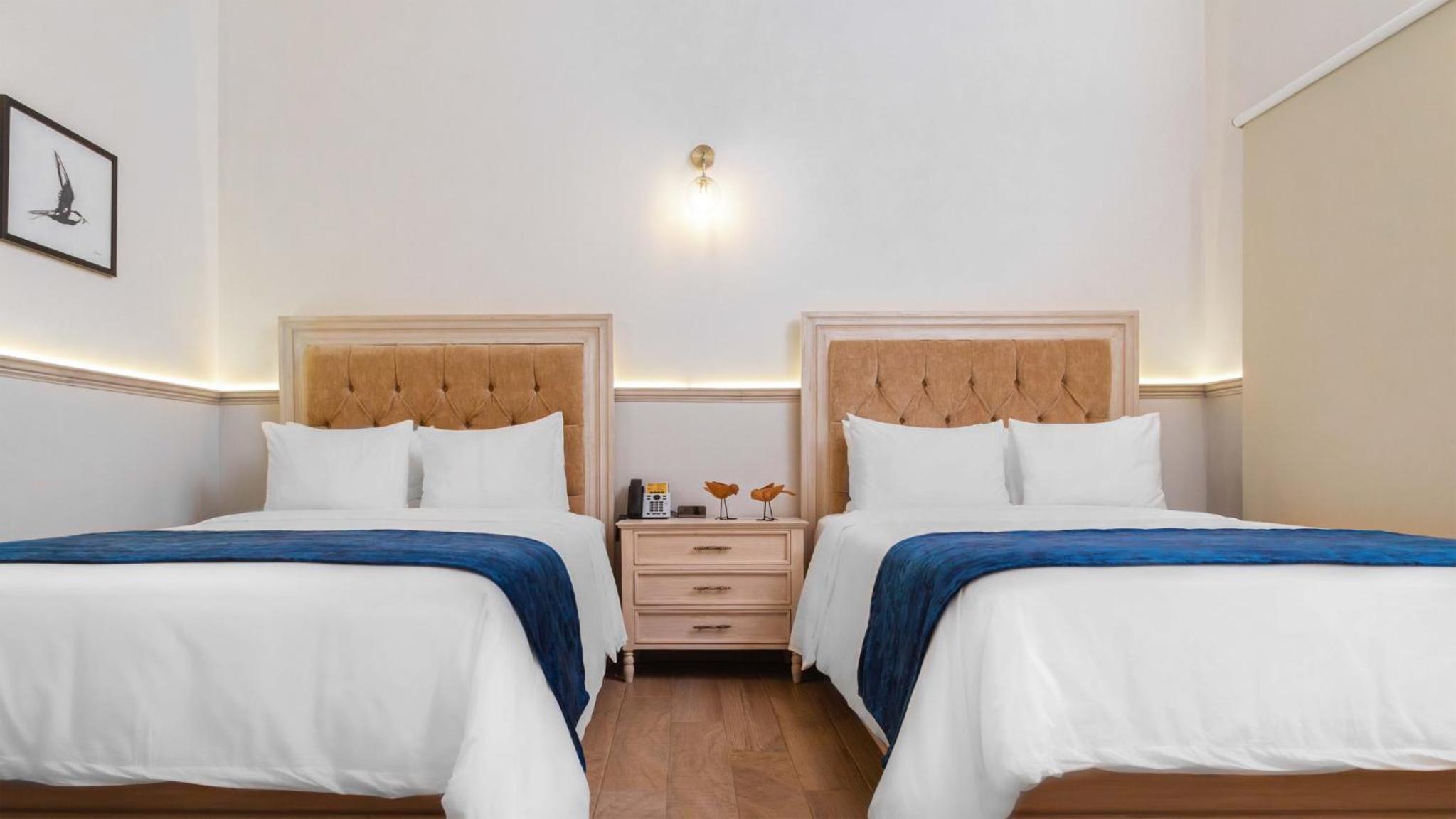 Grand Double Room with Two Double Beds - Photo 12