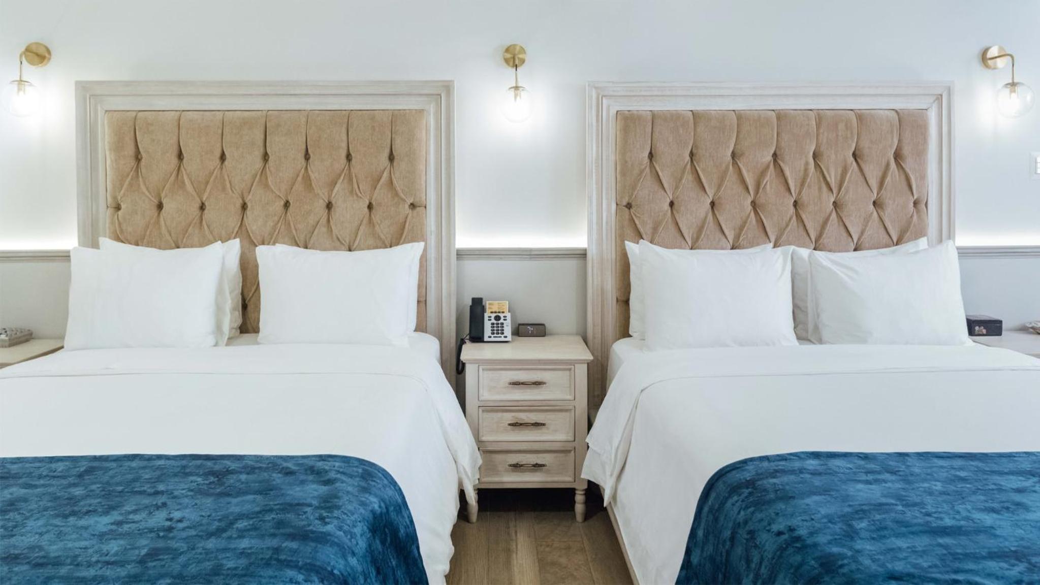 Queen Suite with Two Queen Beds - Photo 9