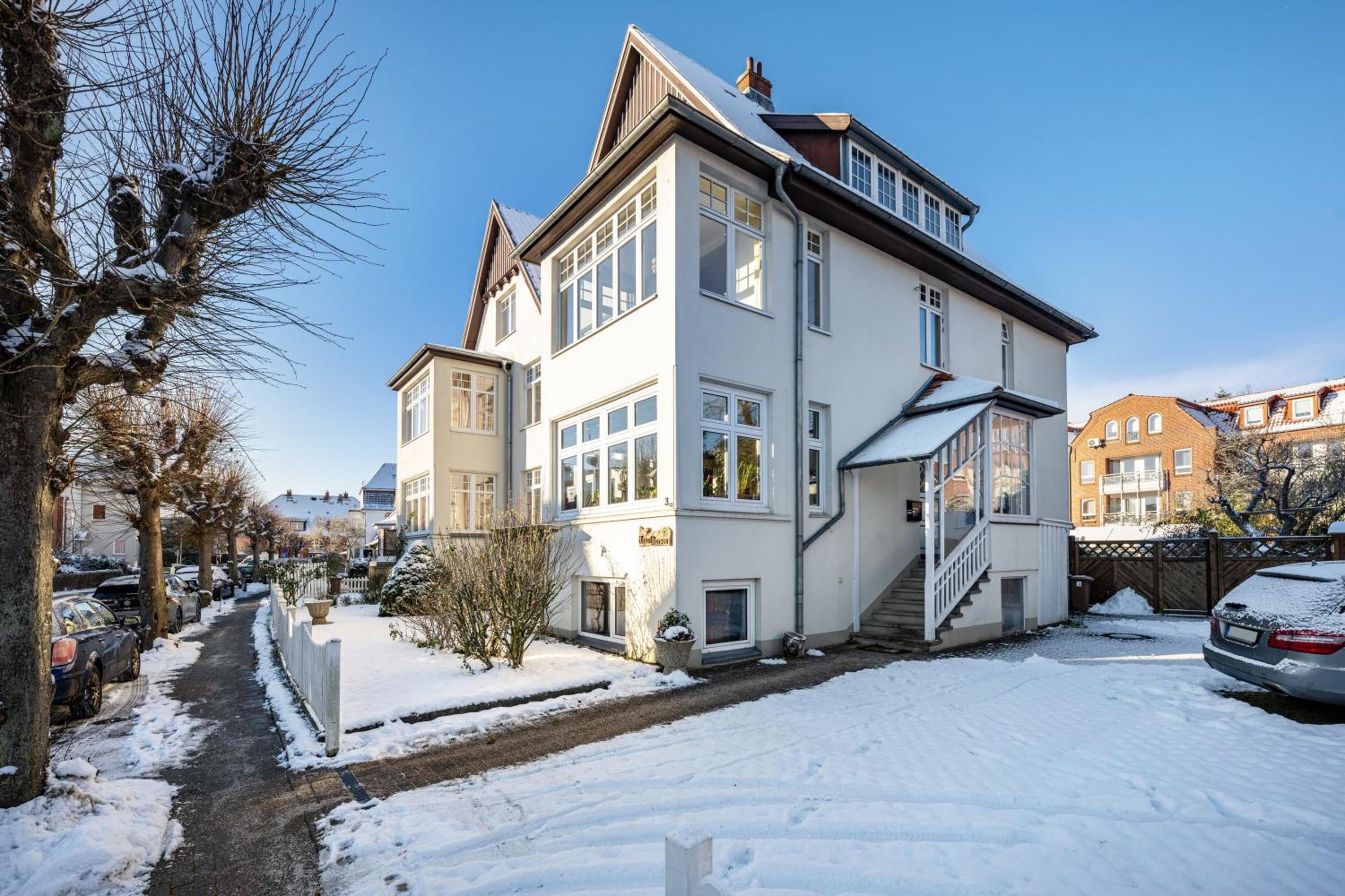 Two-Bedroom Deluxe Apartment with Garden View photo 2
