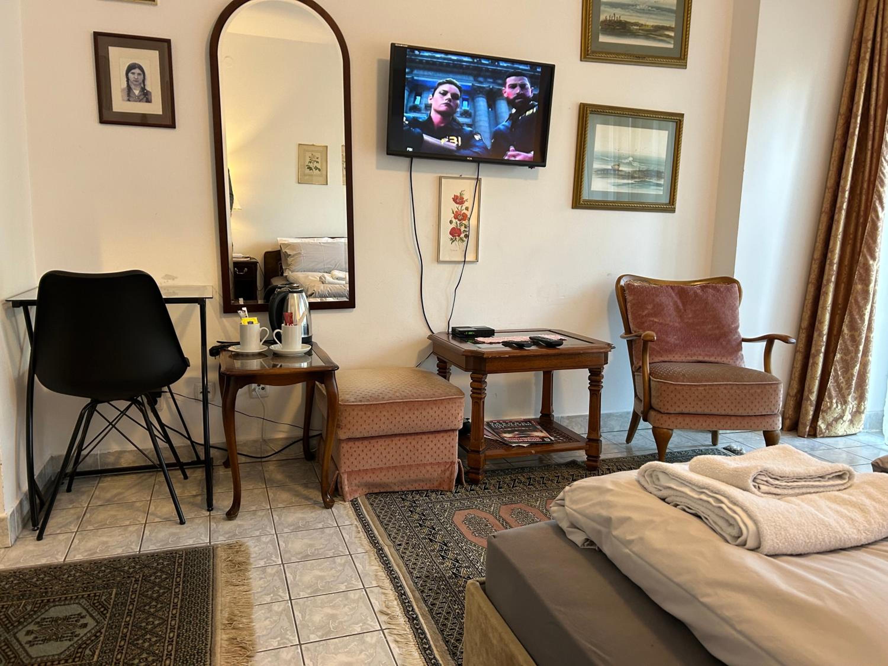 Double Room - Photo 6