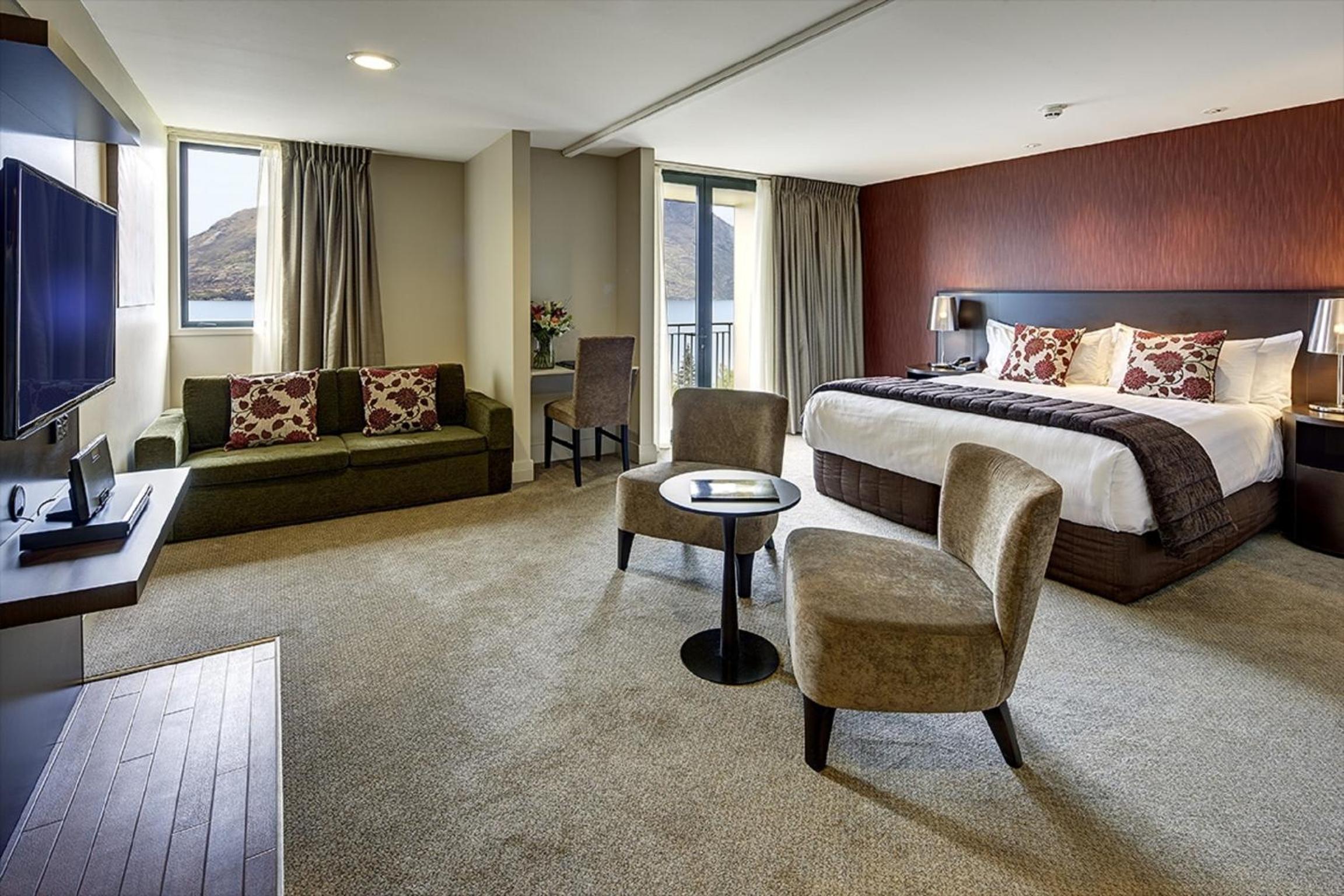 One Bedroom Apartment with Lake View - Photo 2